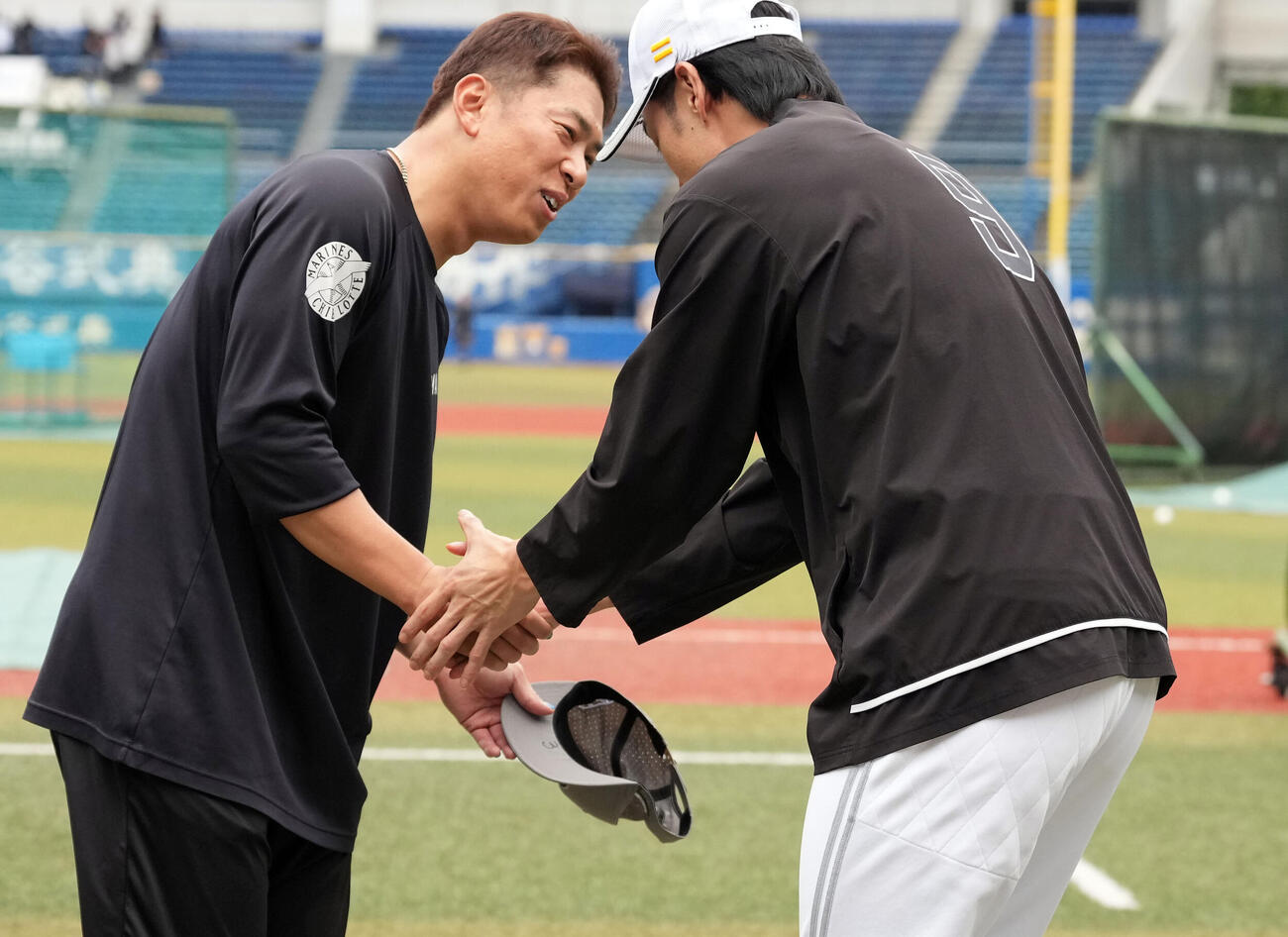 ロッテ対ソフトバンク　ソフトバンクの柳田悠岐（右）と握手を交わすロッテ角中勝也（撮影・たえ見朱実）