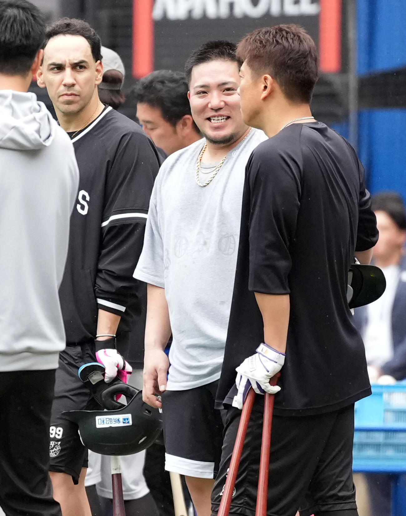 ロッテ対ソフトバンク　ロッテ角中勝也と話をするソフトバンクの山川穂高（撮影・たえ見朱実）