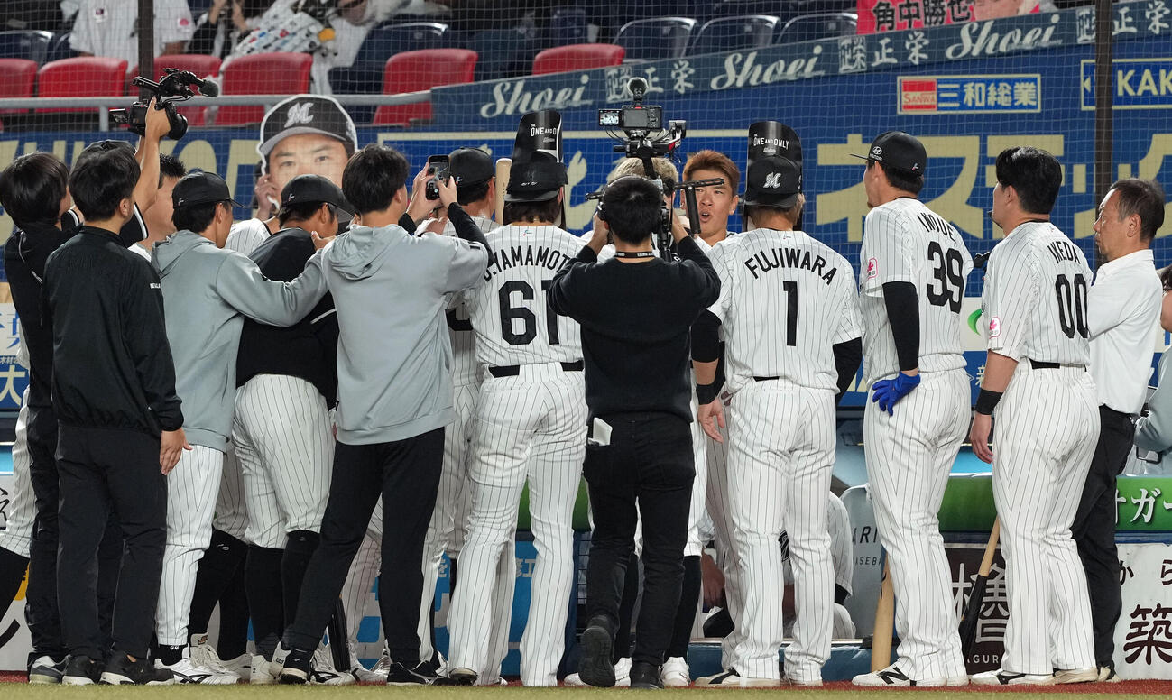 ロッテ対ソフトバンク　円陣で声を出すロッテ角中勝也（撮影・たえ見朱実）
