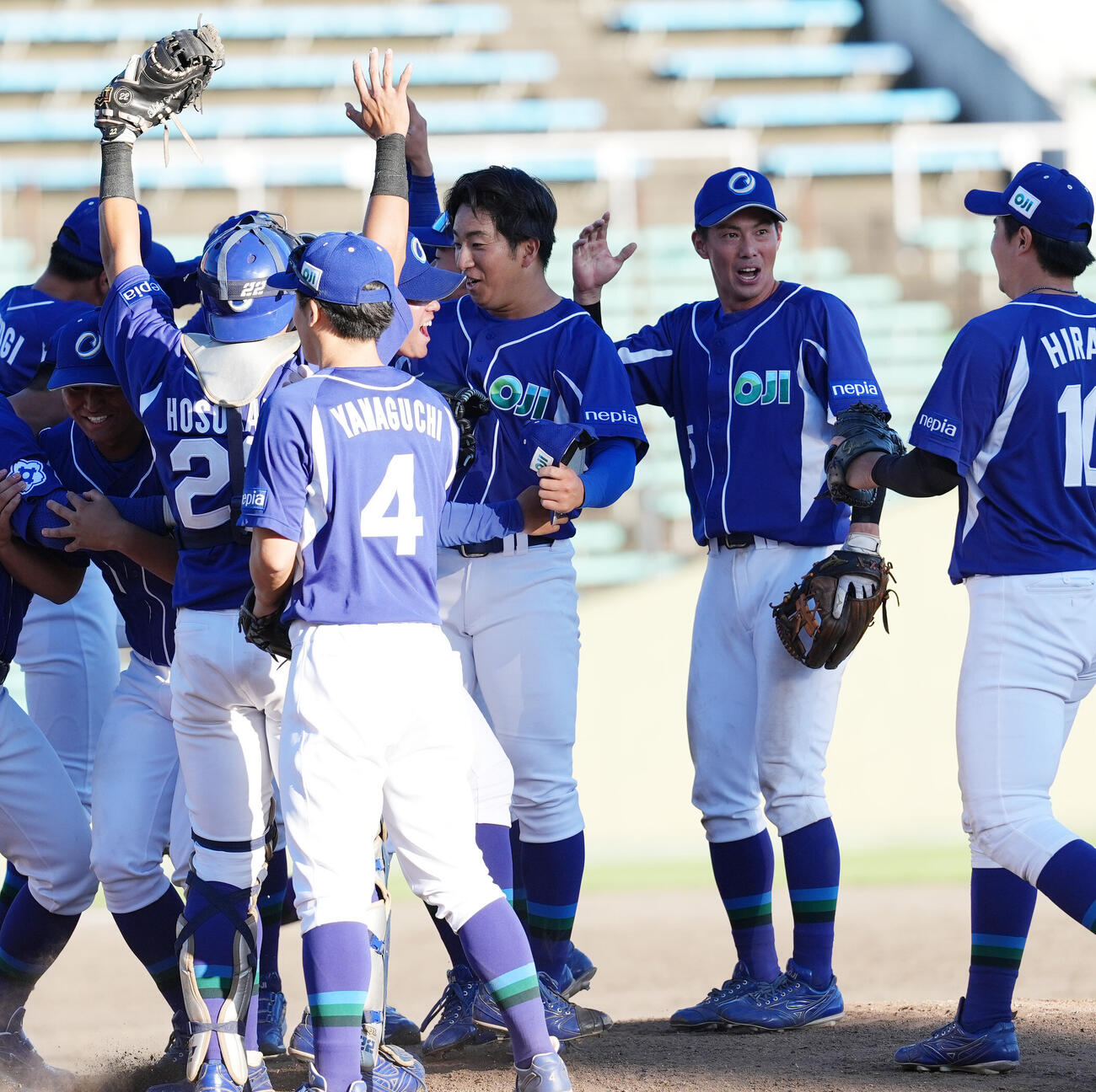 ヤマハ対王子　試合終了、王子樋口新（右から3人目）は勝利にナインと喜ぶ（撮影・森本幸一）