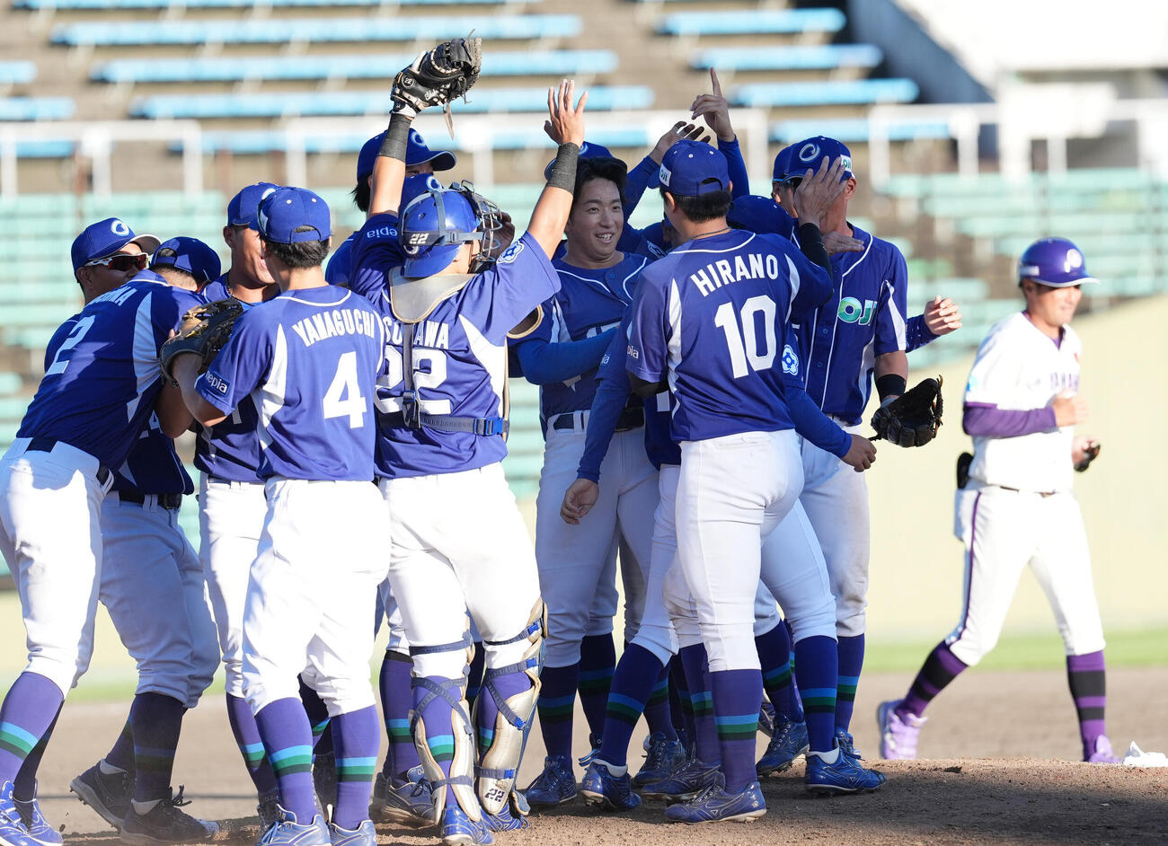 ヤマハ対王子　試合終了、王子樋口新（中央）は勝利にナインと喜ぶ（撮影・森本幸一）