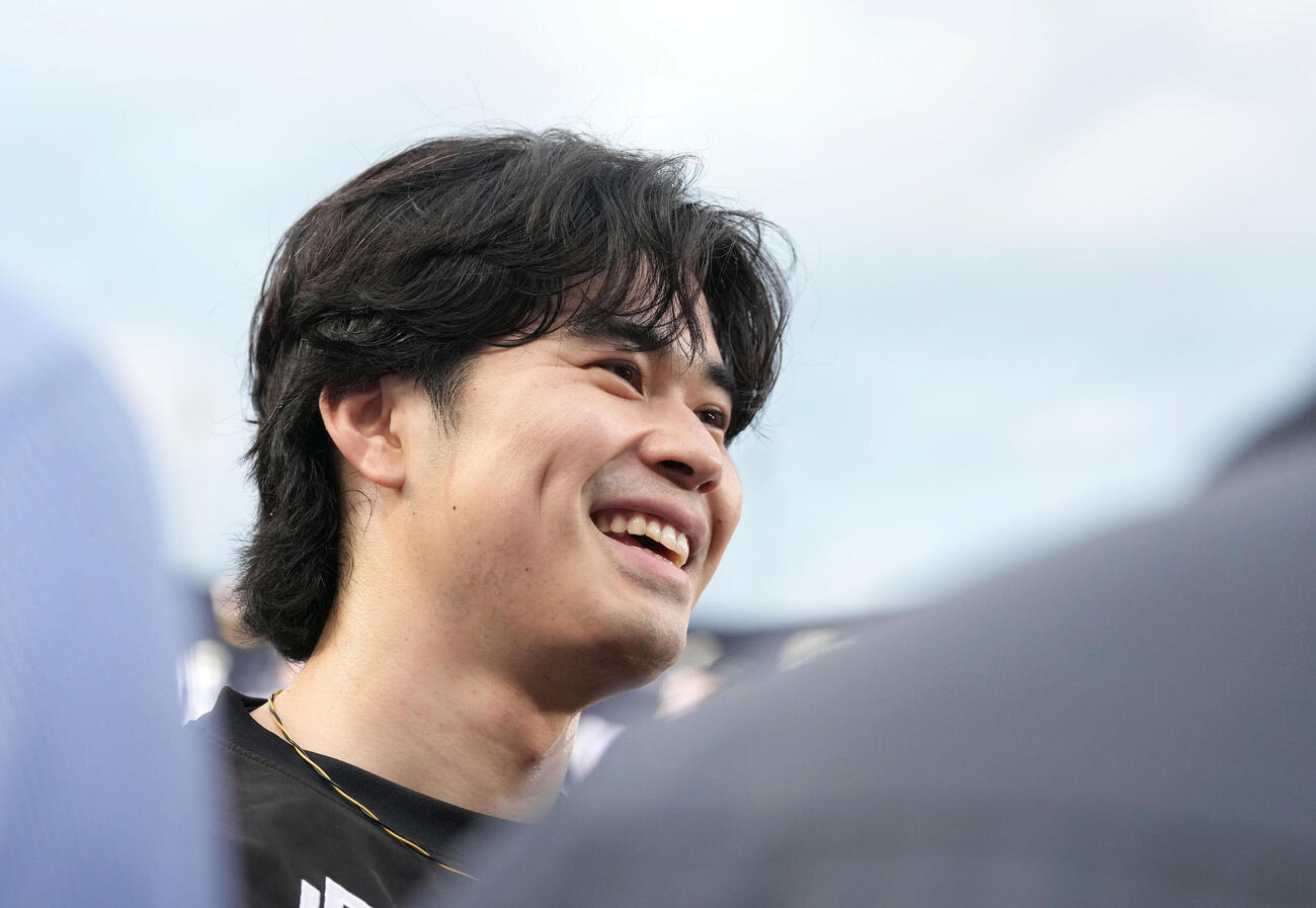 ロッテ対ソフトバンク　練習後、記者に囲まれるソフトバンク松本晴（撮影・たえ見朱実）
