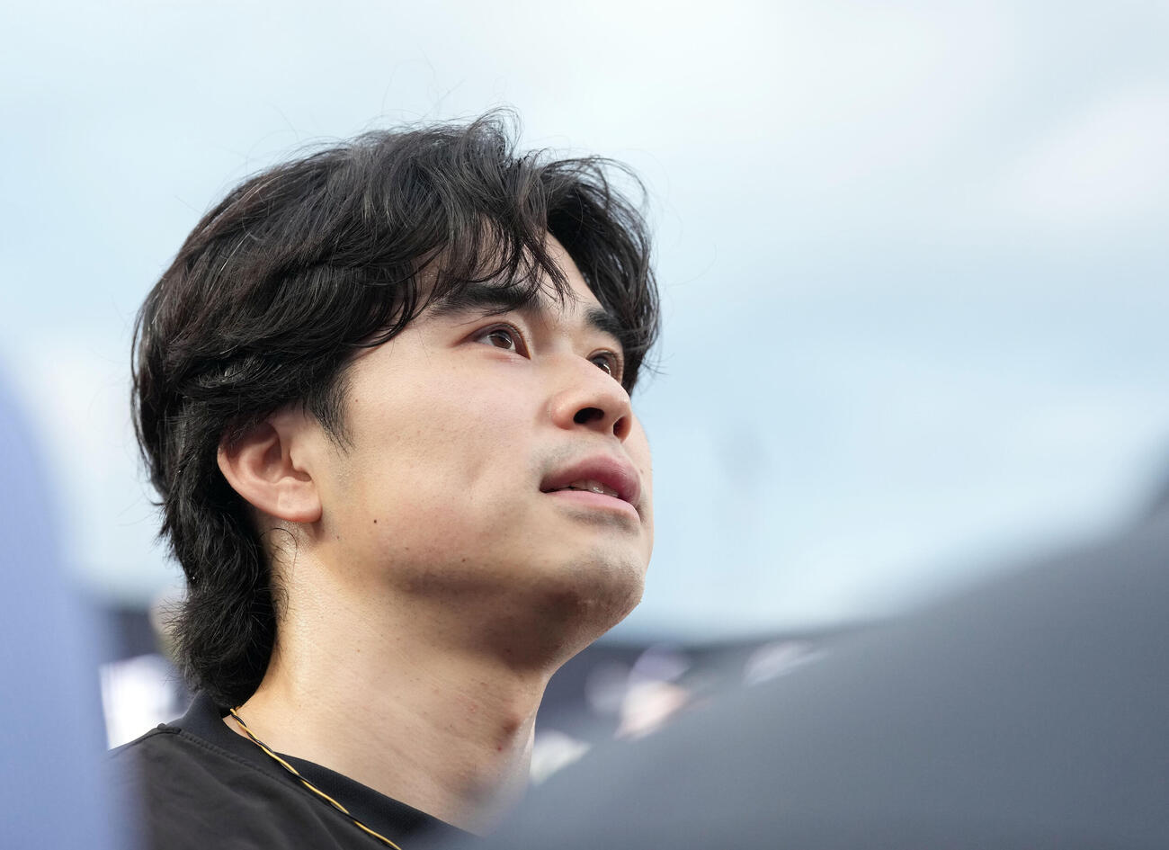 ロッテ対ソフトバンク　練習後、記者に囲まれるソフトバンク松本晴（撮影・たえ見朱実）