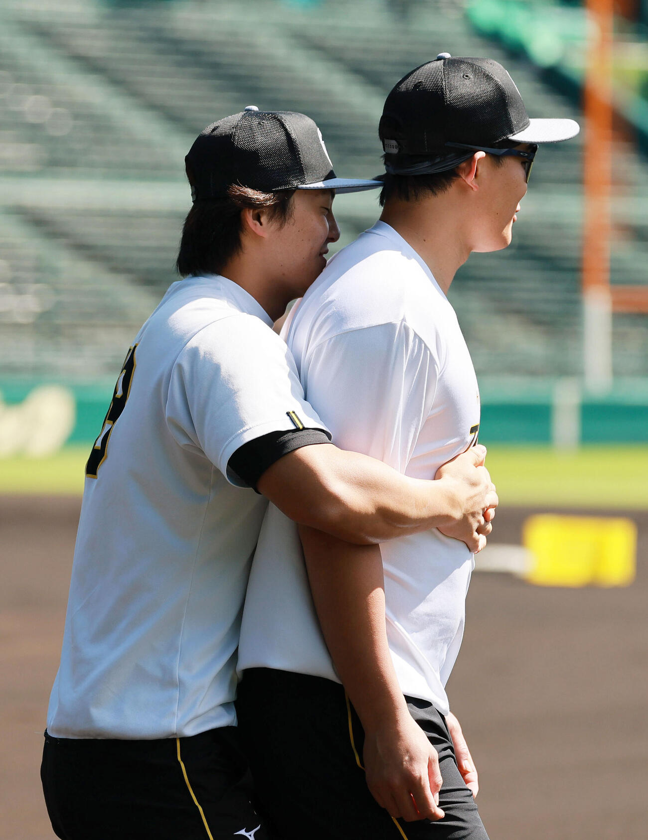 森下翔太（右）に抱きつく前川右京（撮影・上山淳一）