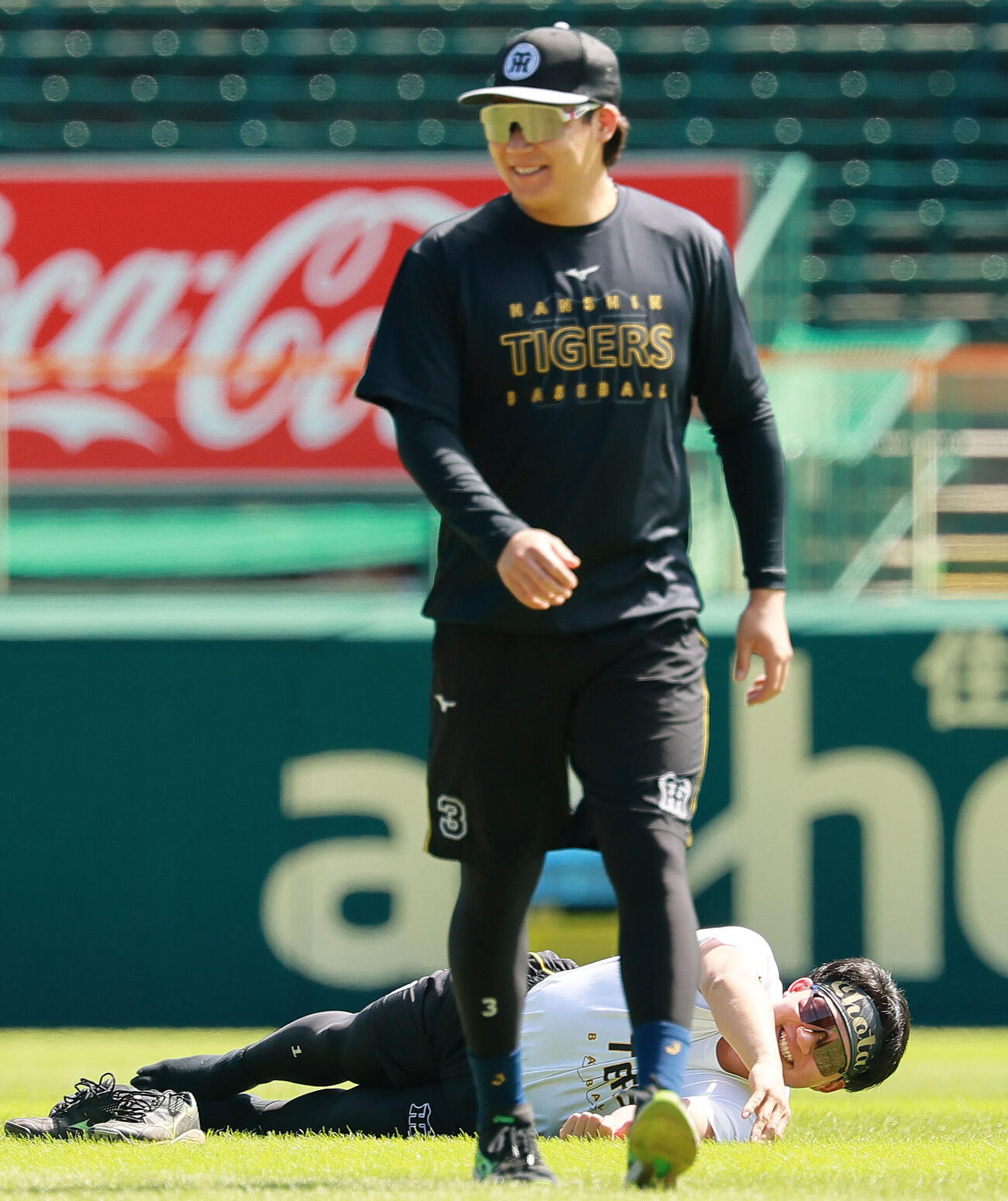 リラックスした表情をみせる大山悠輔（手前）と森下翔太（撮影・上山淳一）