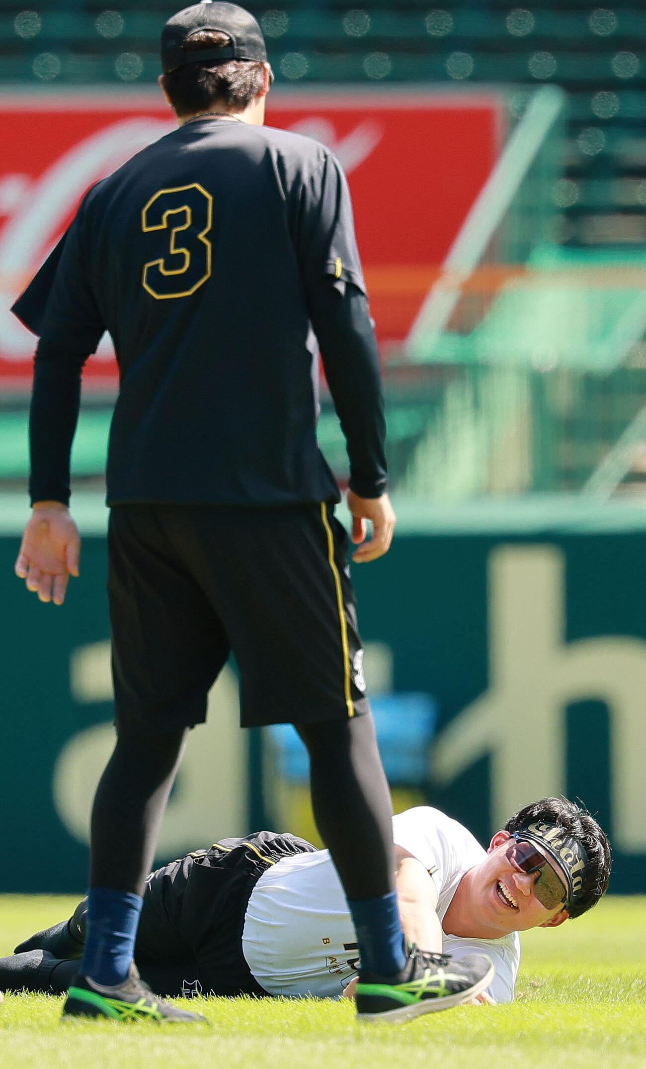 リラックスしながら大山悠輔（手前）と話す森下翔太（撮影・上山淳一）