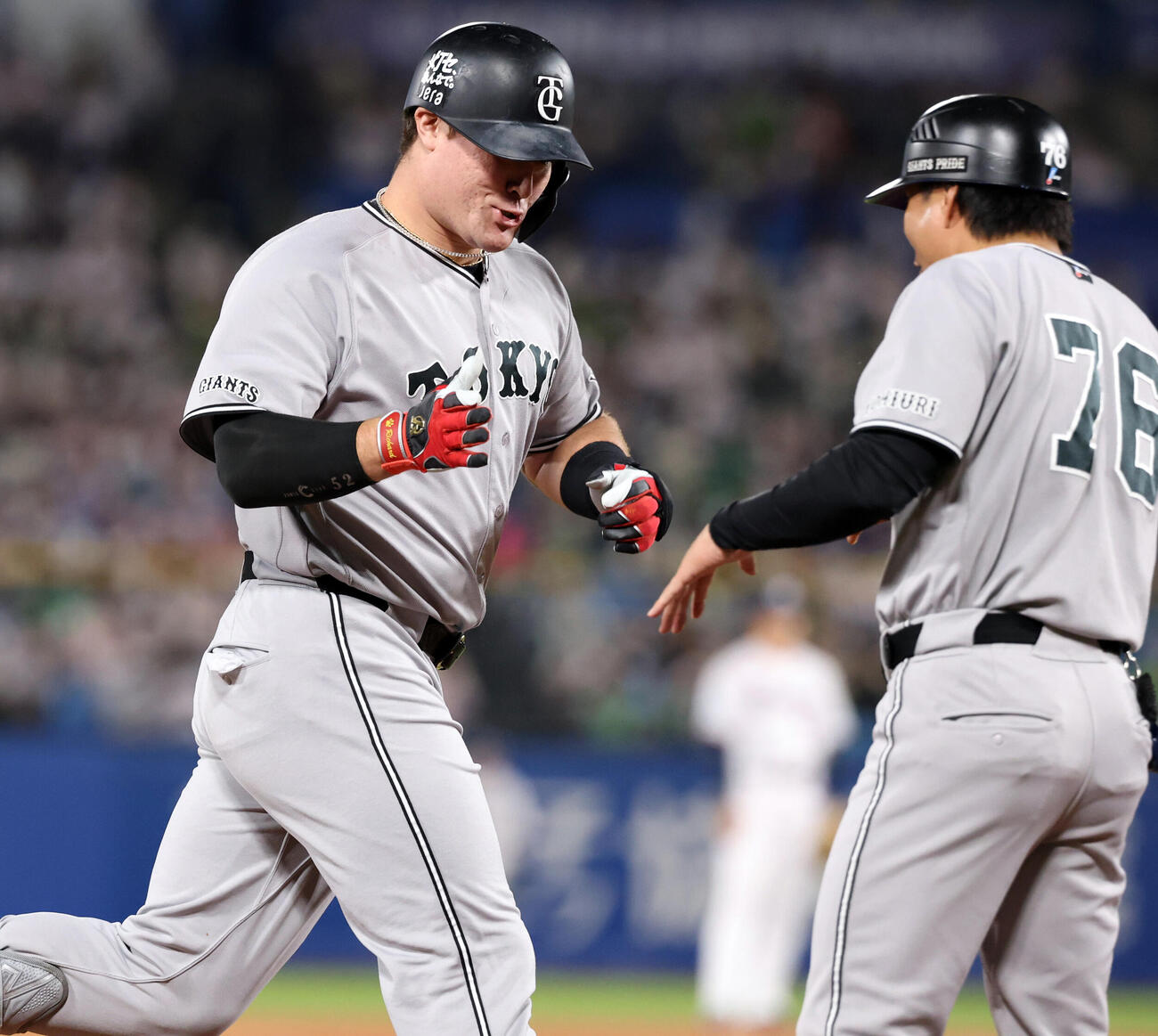 ヤクルト対巨人　2回表巨人1死、砂川リチャードはソロ本塁打を放ち笑顔で三塁を回る（撮影・浅見桂子）