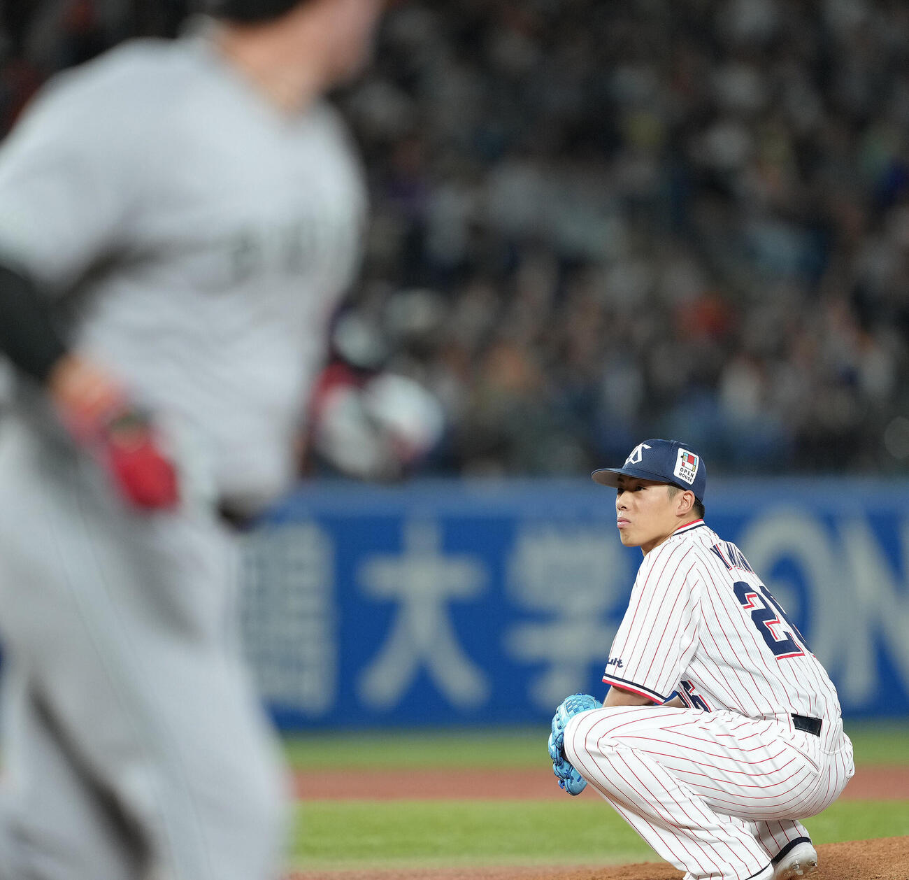 ヤクルト対巨人　2回表巨人1死、リチャードに先制本塁打を浴びしゃがみ込む山野太一（撮影・足立雅史）