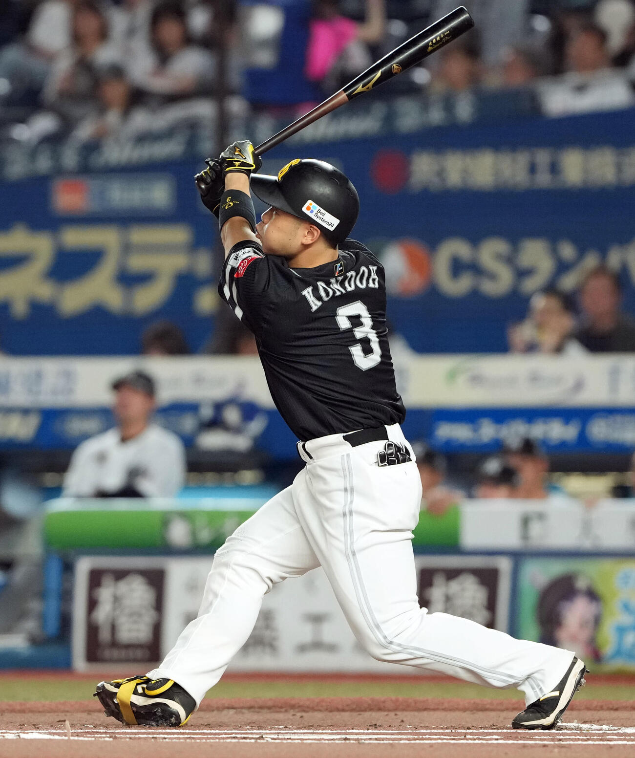 ロッテ対ソフトバンク　1回表ソフトバンク2死、ポール際に先制のソロ本塁打を放つ近藤健介（撮影・たえ見朱実）