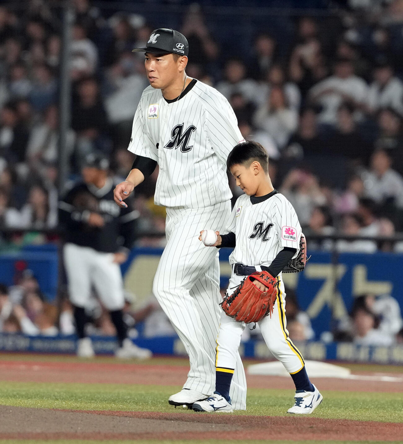 ロッテ対ソフトバンク　ファーストピッチを務める息子の稜汰くんとマウンドへ向かう角中勝也（撮影・たえ見朱実）