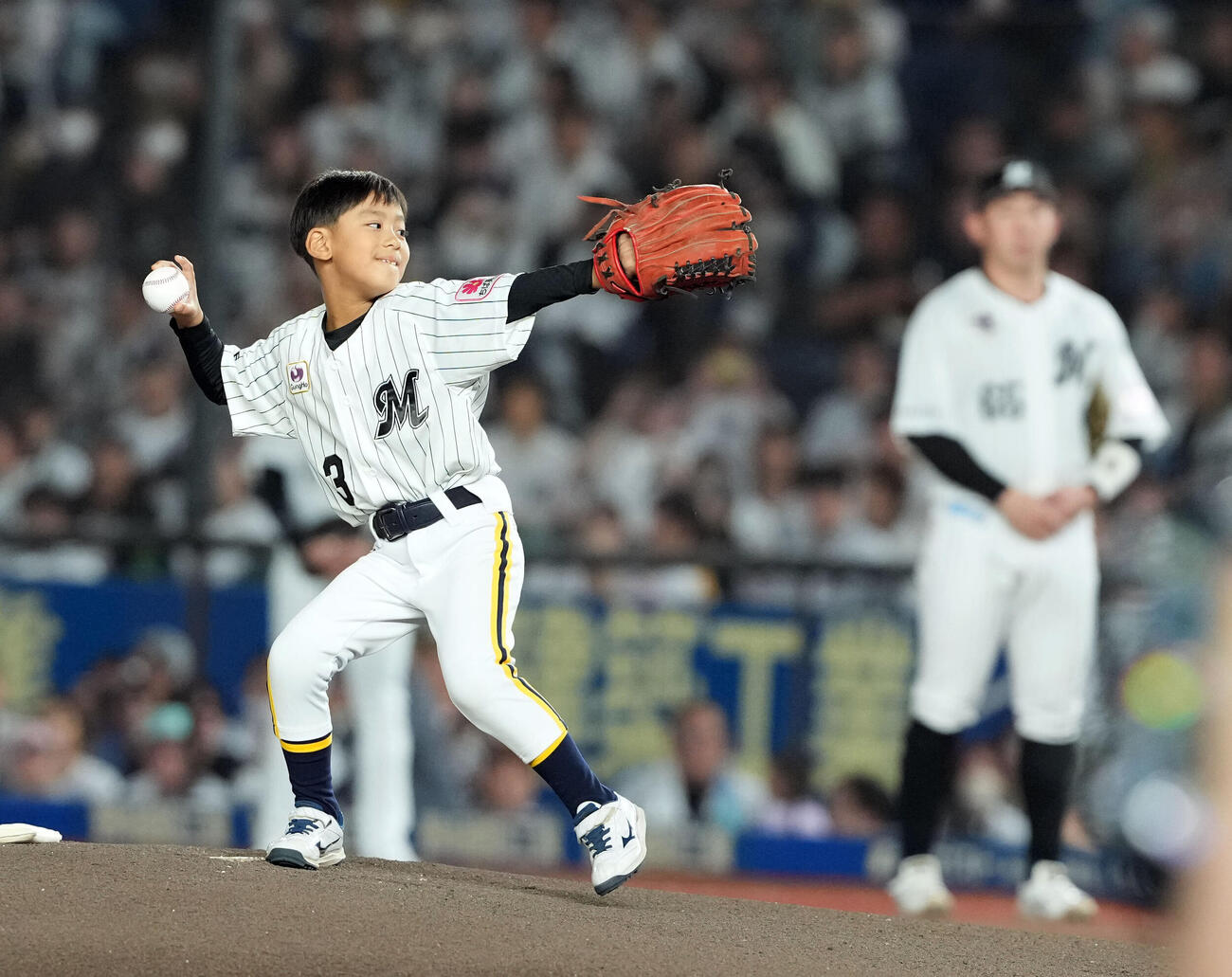 ロッテ対ソフトバンク　ファーストピッチを務めた角中勝也の息子の稜汰くん（撮影・たえ見朱実）