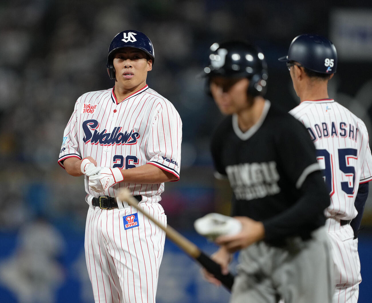 ヤクルト対巨人　3回裏ヤクルト無死一塁、山野太一は遊撃への内野安打を放つ（撮影・足立雅史）
