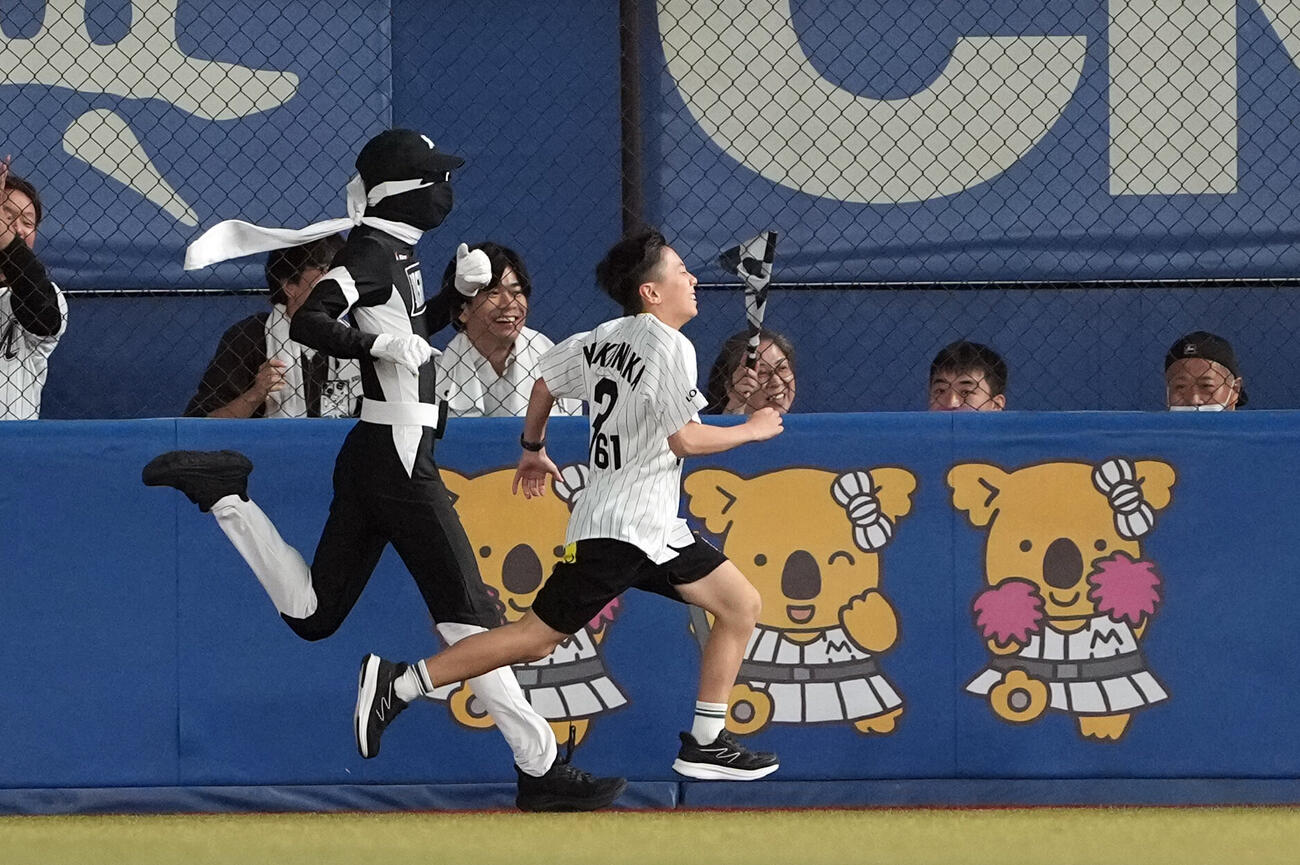 ロッテ対ソフトバンク　ダッシュマンとのレースで勝利したロッテ角中勝也の長男・優斗くん（撮影・たえ見朱実）