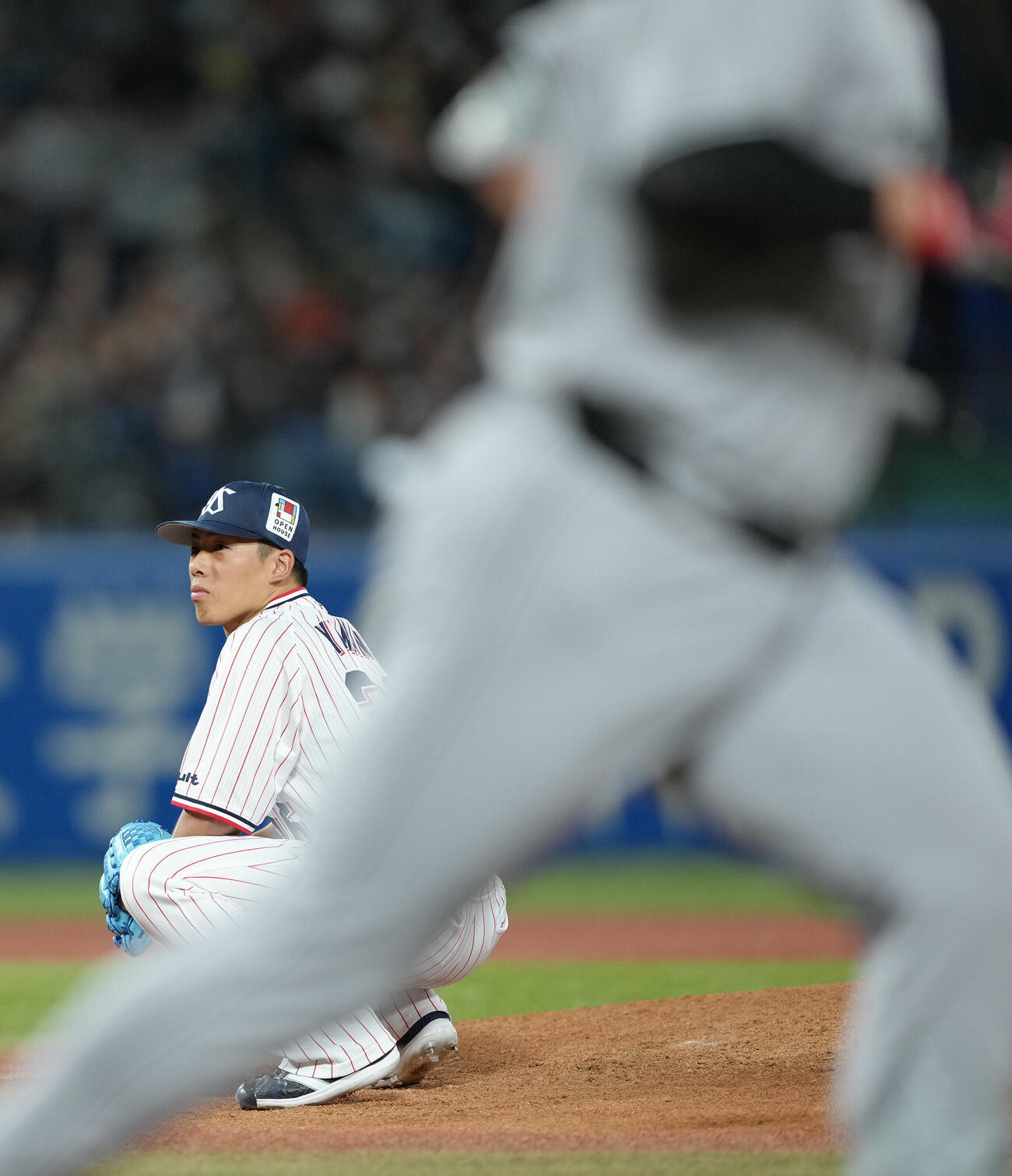 ヤクルト対巨人　2回表巨人1死、リチャードに先制本塁打を浴びしゃがみ込む山野太一（撮影・足立雅史）