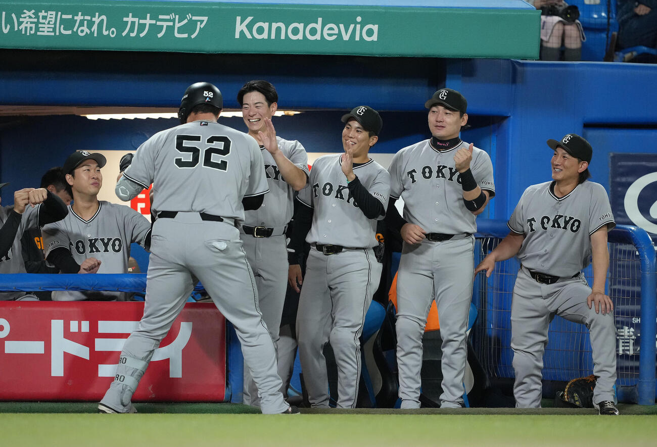 ヤクルト対巨人　2回表巨人1死、先制本塁打のリチャード（左から2人目）を迎える山崎伊織（左端）ら（撮影・足立雅史）