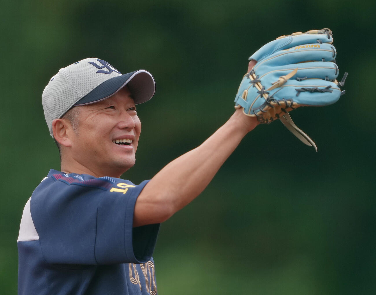 ヤクルト対巨人　練習中、笑顔を見せるヤクルト石川雅規（撮影・足立雅史）