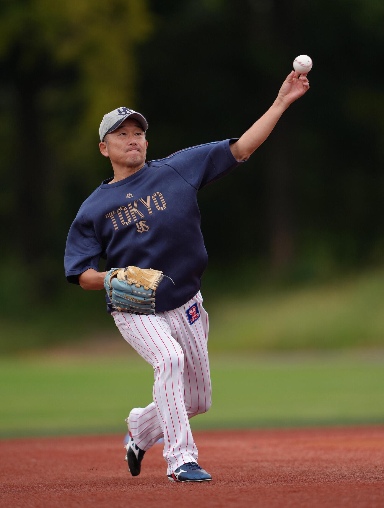 ヤクルト対巨人　キャッチボールで調整するヤクルト石川雅規（撮影・足立雅史）
