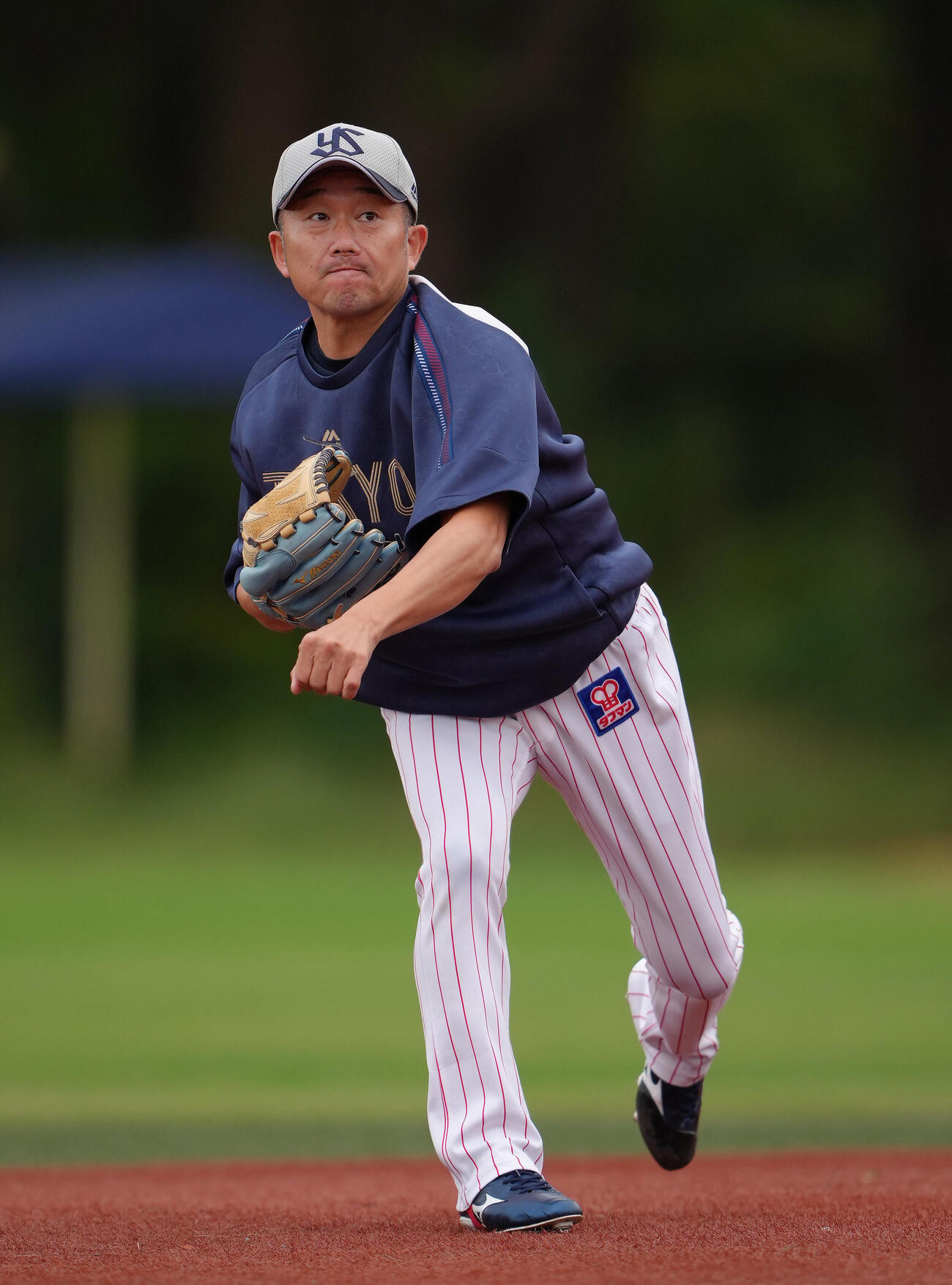 ヤクルト対巨人　キャッチボールで調整するヤクルト石川雅規（撮影・足立雅史）
