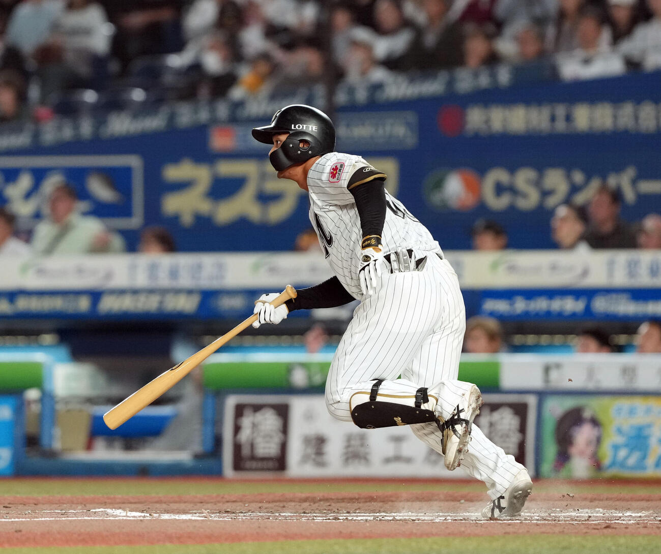 ロッテ対ソフトバンク　7回裏ロッテ2死、中前にプロ初安打を放つ桜井ユウヤ（撮影・たえ見朱実）