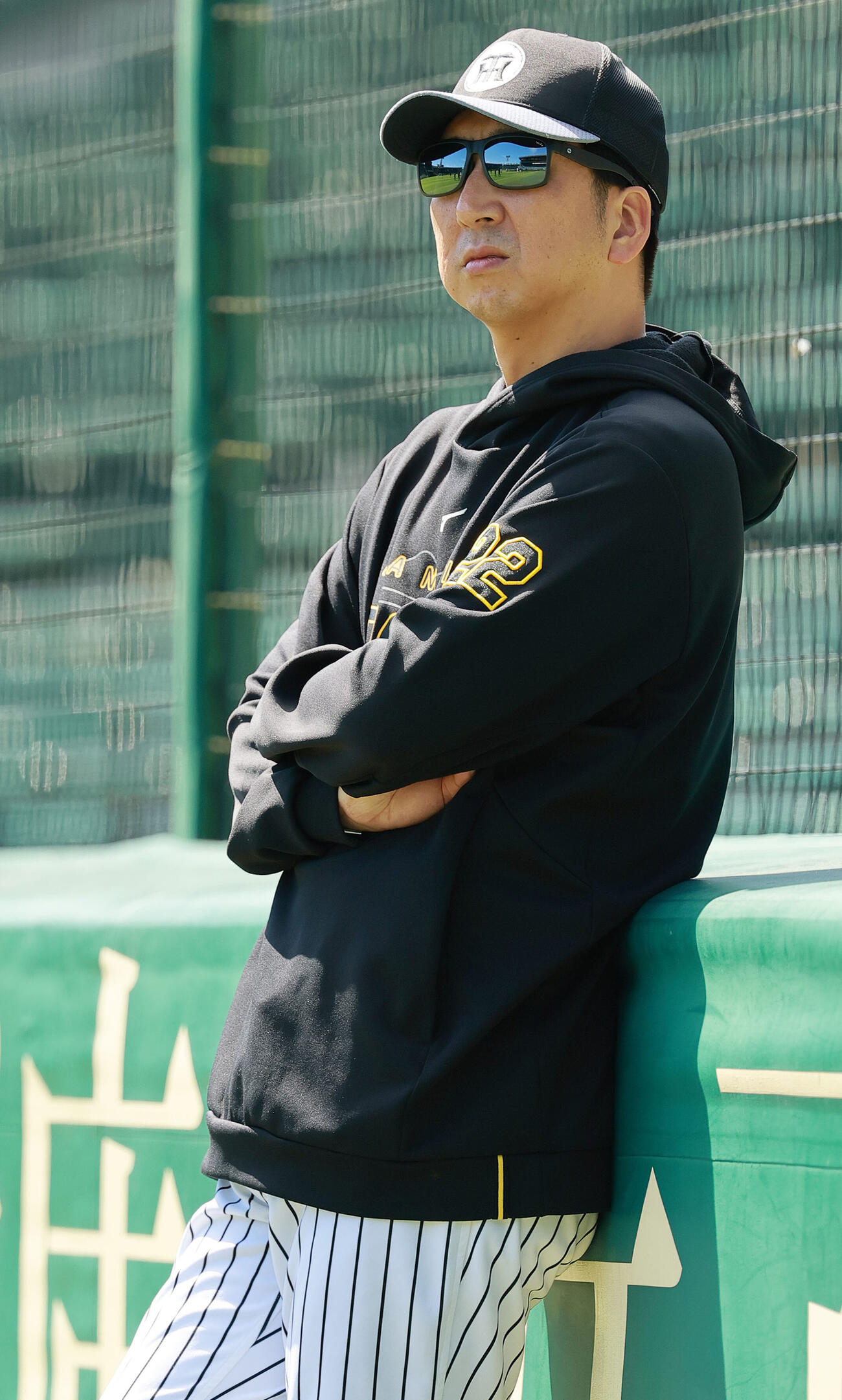 練習で選手の動きをチェックする藤川球児監督（撮影・上山淳一）
