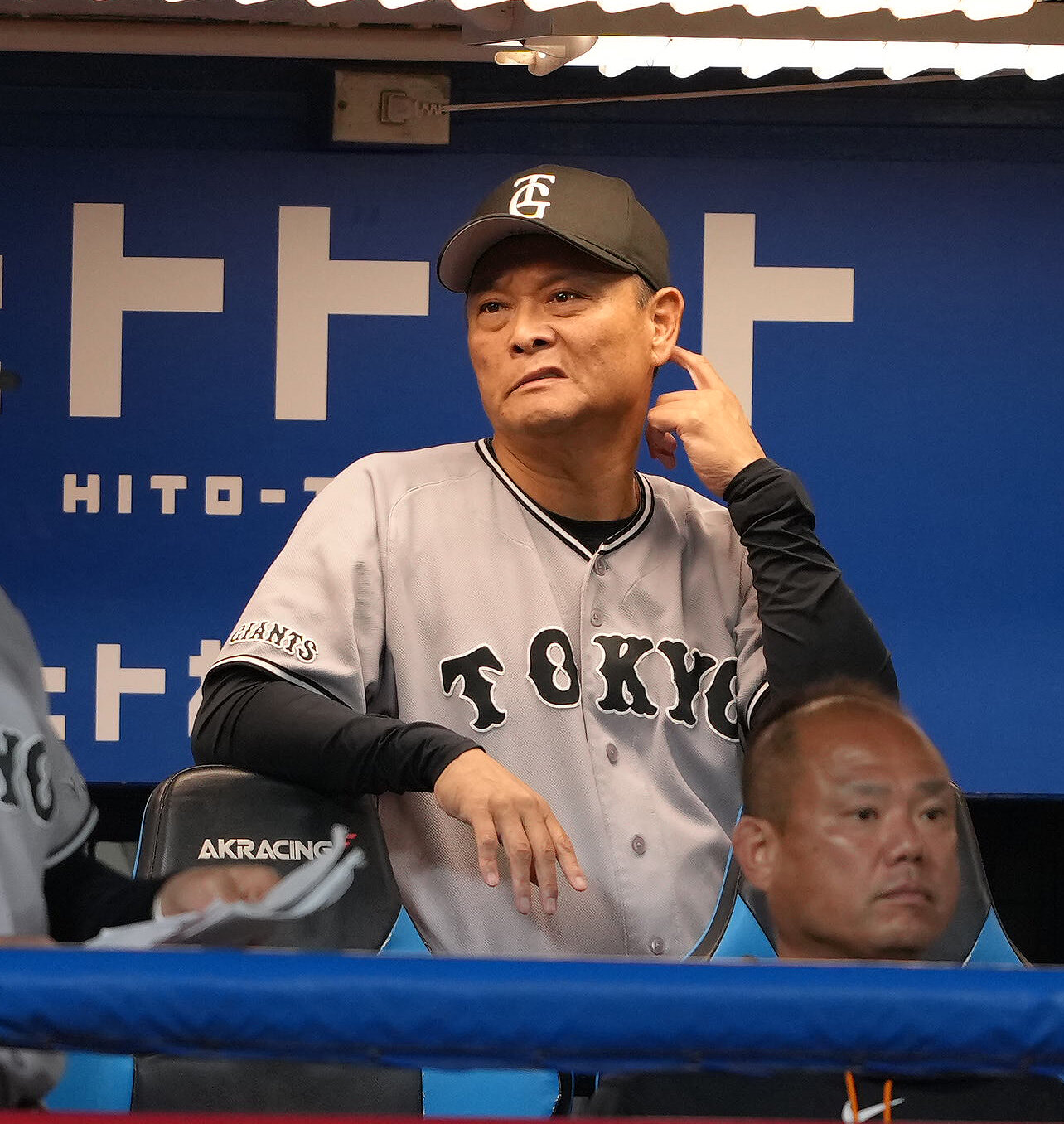 ヤクルト対巨人　8回、ヤクルトに勝ち越しを許し渋い顔を見せる巨人橋上秀樹監督代行（撮影・足立雅史）