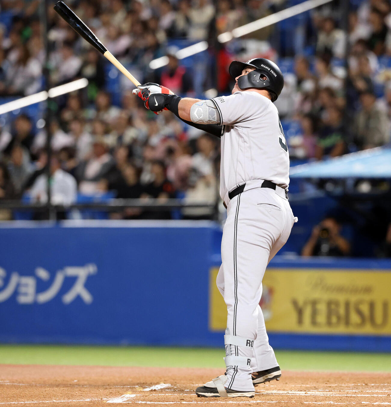 ヤクルト対巨人　2回表巨人1死、砂川リチャードはソロ本塁打を放つ（撮影・浅見桂子）