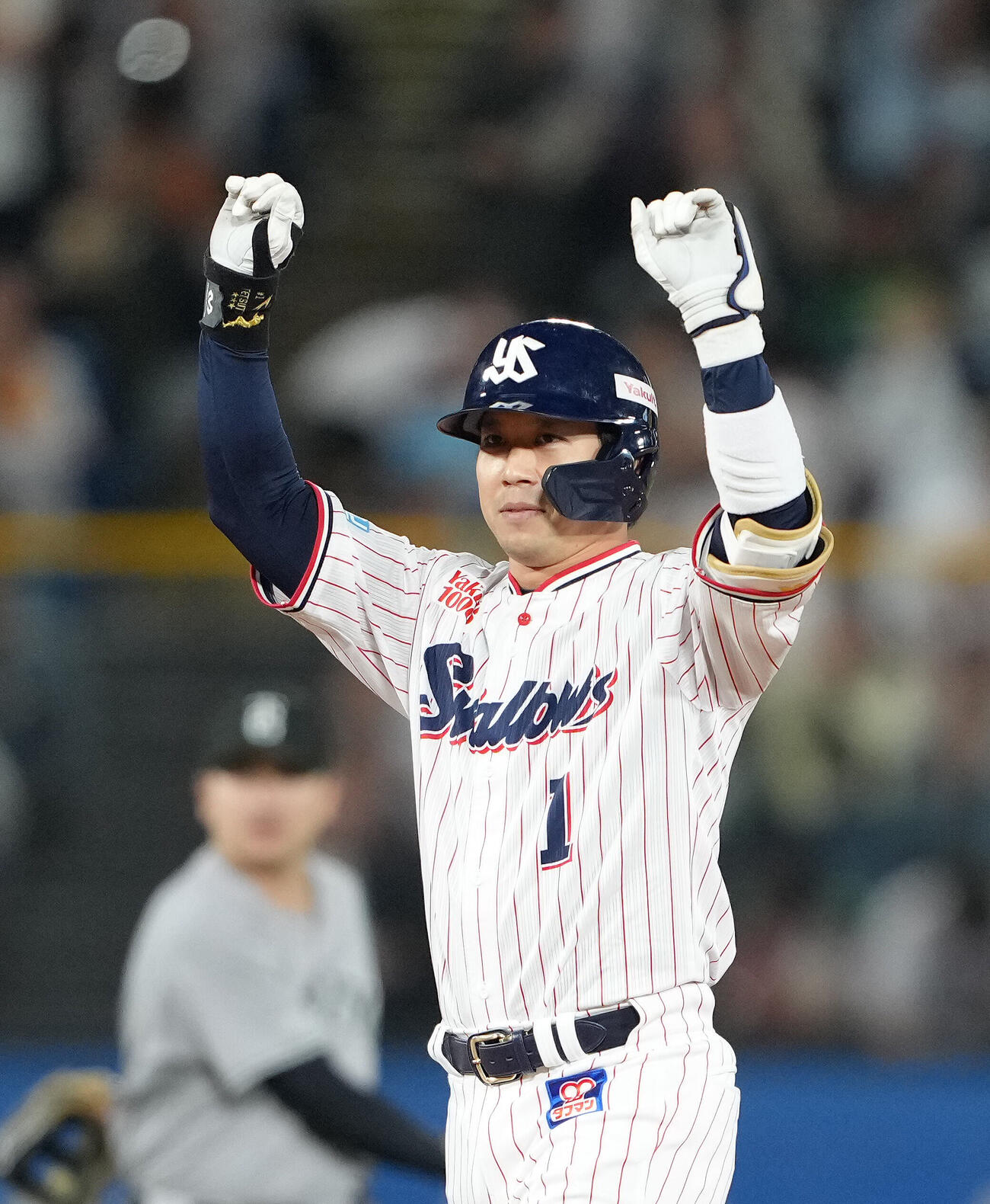 ヤクルト対巨人　8回裏ヤクルト1死、1死二塁、山田哲人は2点適時二塁打を放ちガッツポーズ（撮影・足立雅史）