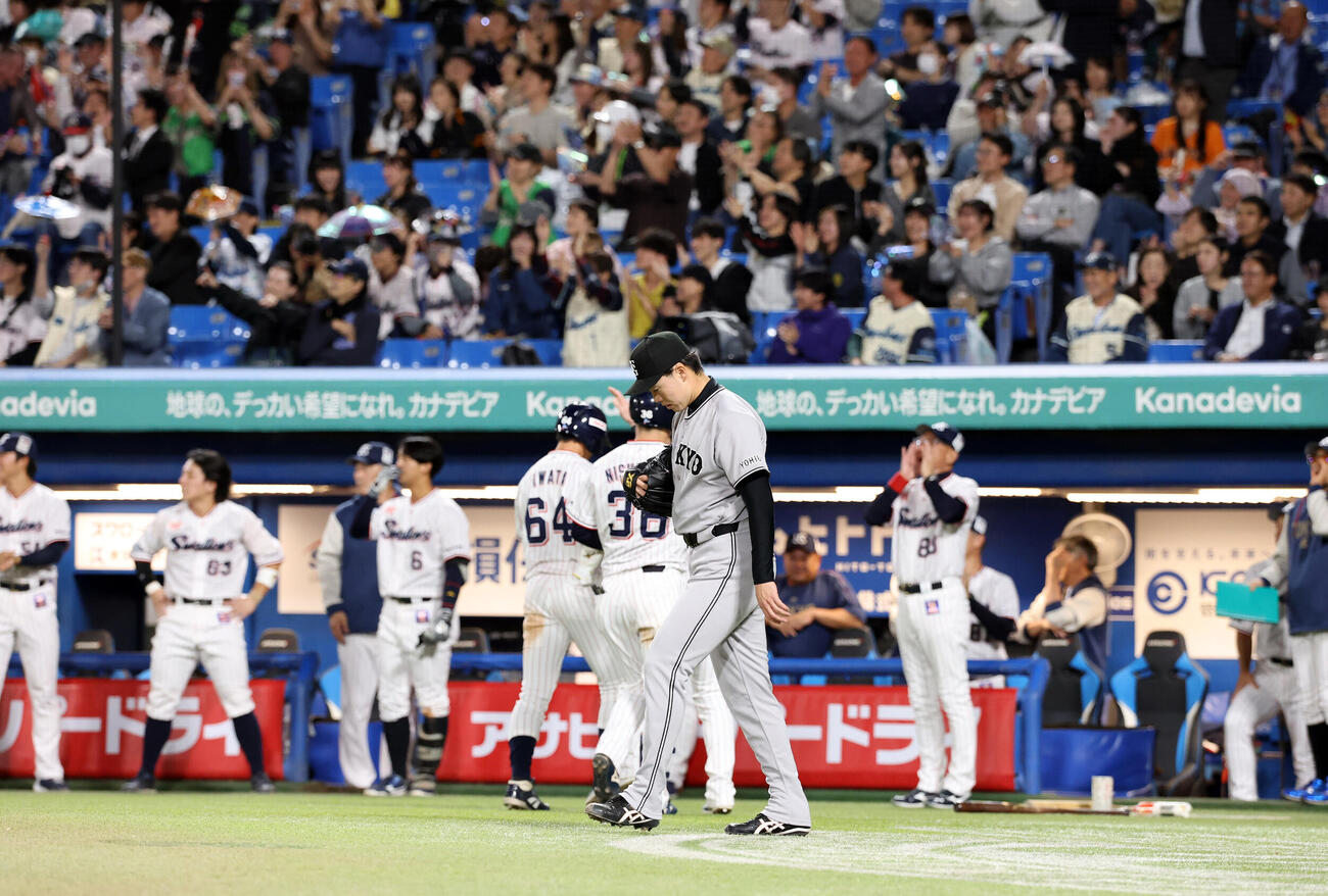 ヤクルト対巨人　8回裏ヤクルト1死一、ニ塁、山田哲人に2点適時二塁打を許し、喜ぶヤクルトベンチを横目にがっくりとマウンドに戻る森田駿哉（撮影・浅見桂子）