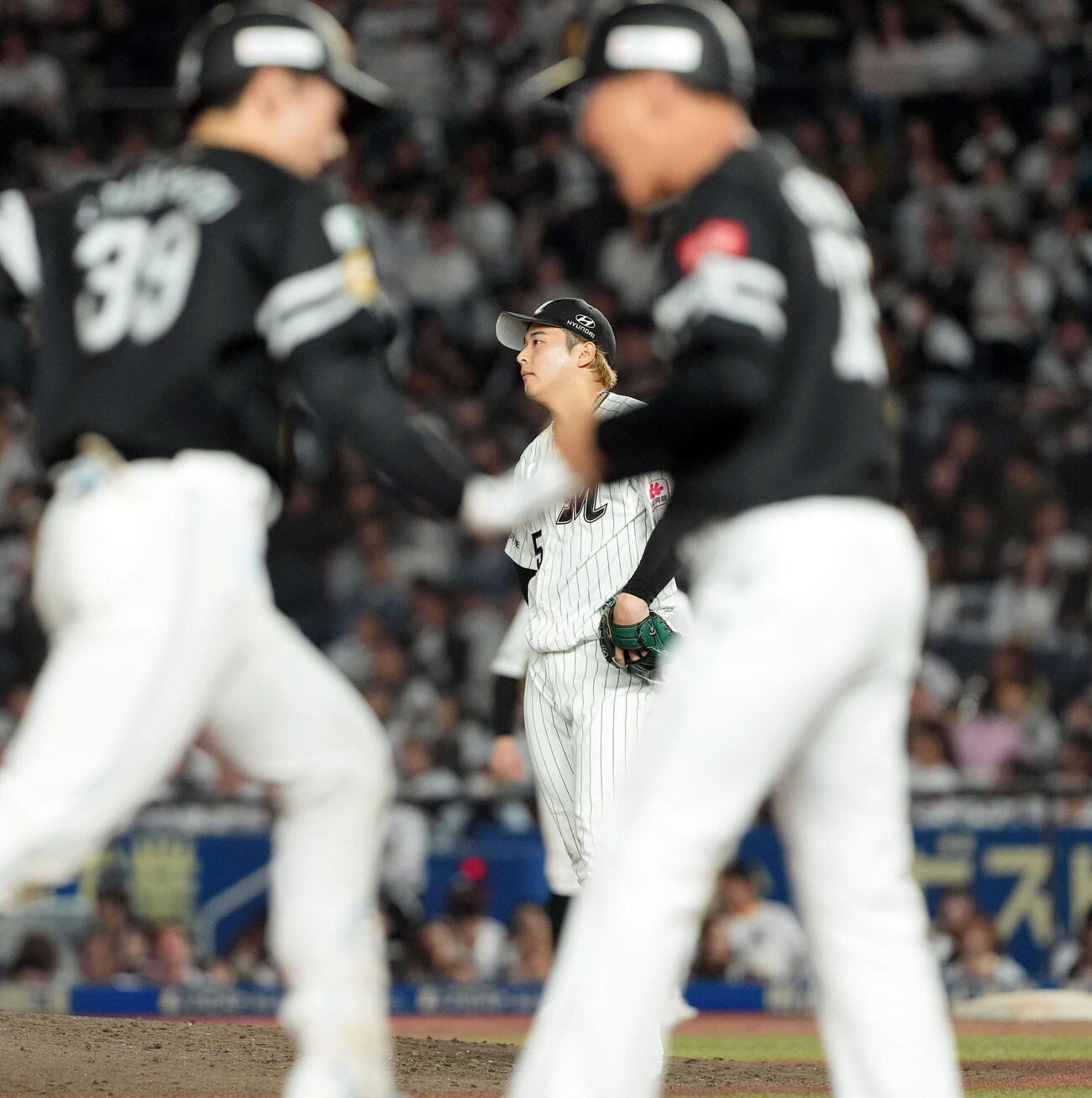 ロッテ対ソフトバンク　9回表ソフトバンク1死一、三塁、山本祐大に3点本塁打を浴びる横山陸人（撮影・たえ見朱実）
