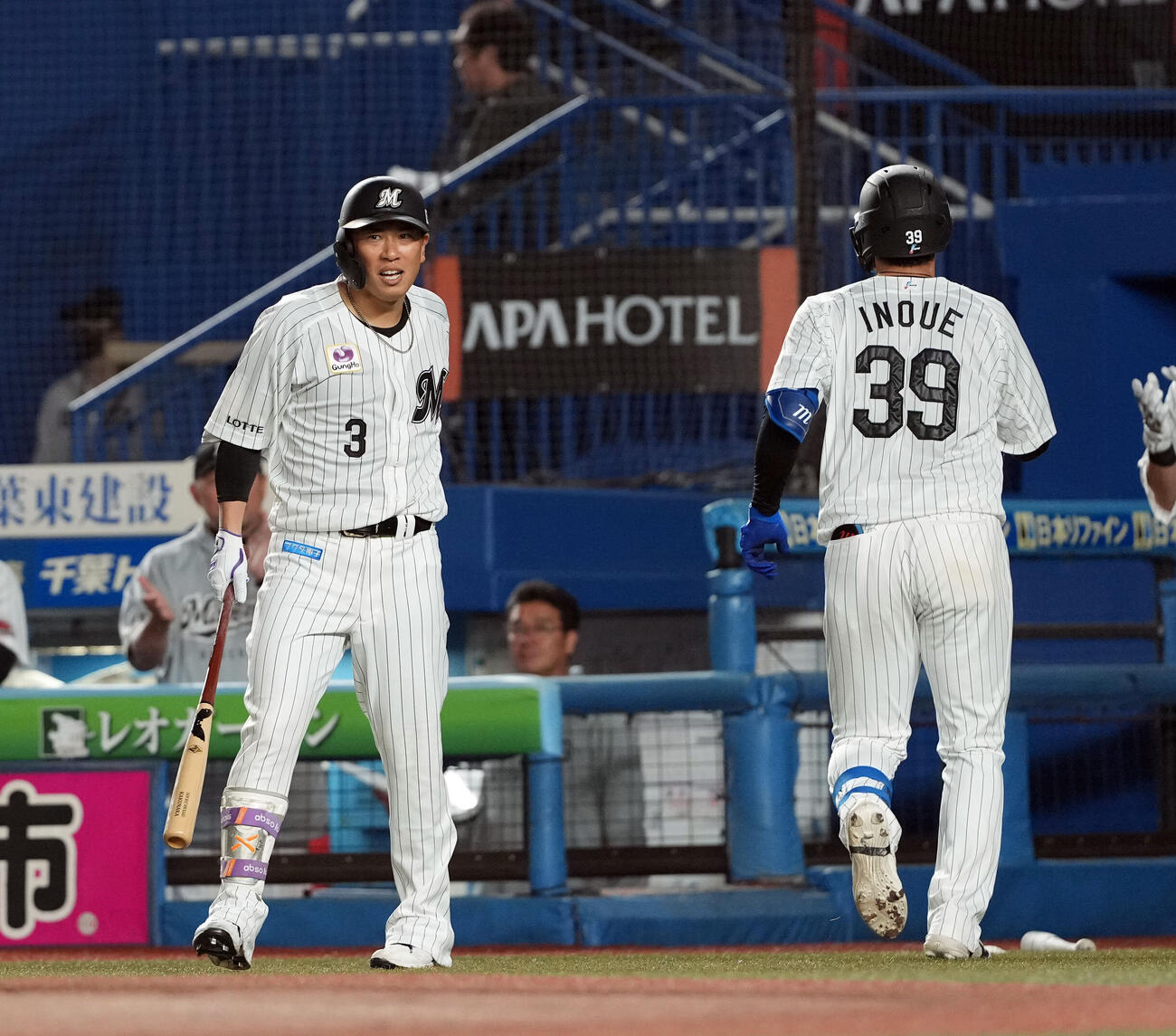 ロッテ対ソフトバンク　4回裏ロッテ1死、同点のソロ本塁打を放った井上広大を迎える角中勝也（撮影・たえ見朱実）