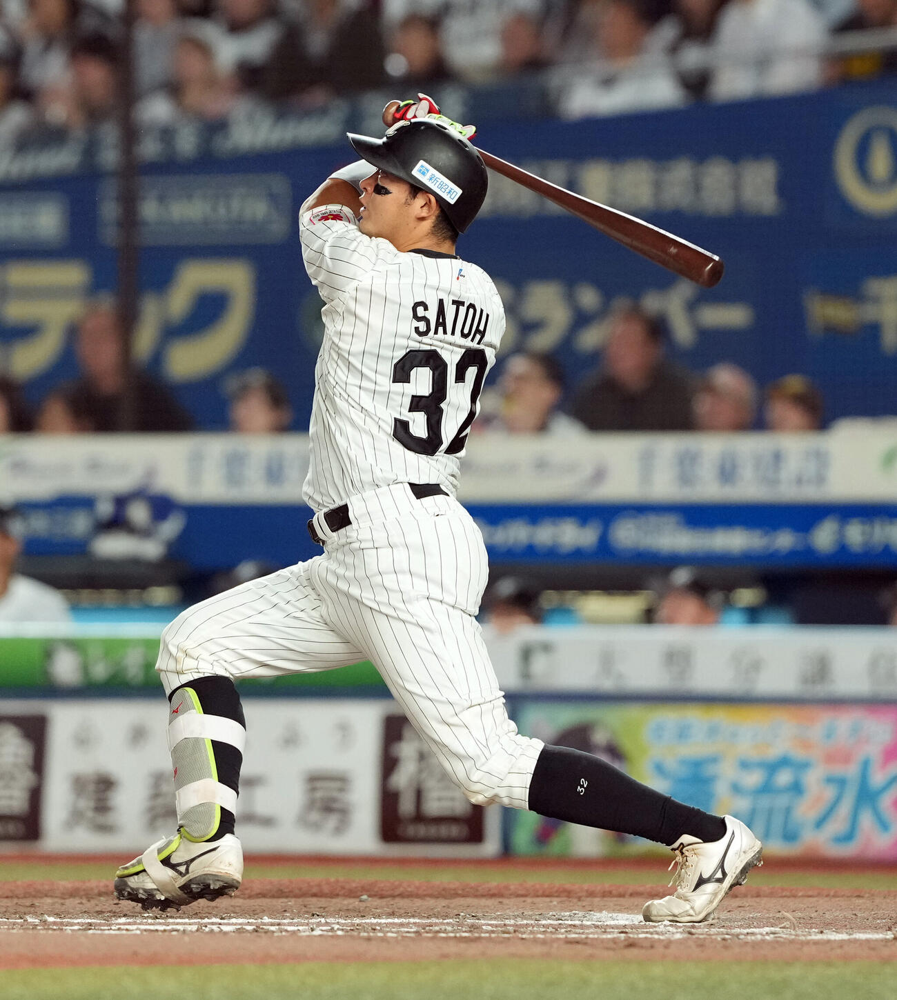 ロッテ対ソフトバンク　8回裏ロッテ2死、右越えに2点本塁打を放つ佐藤都志也（撮影・たえ見朱実）