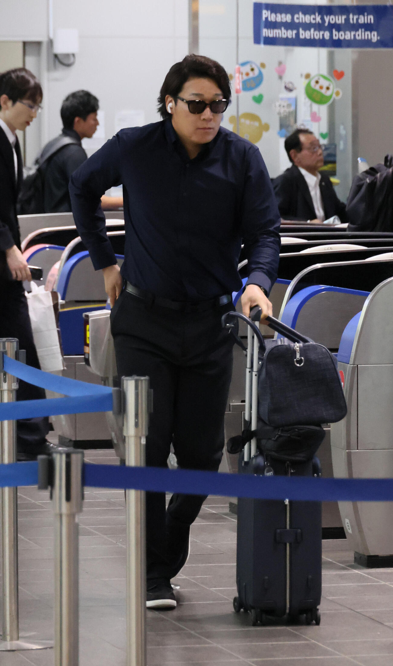 広島駅に到着した阪神大山悠輔（撮影・加藤孝規）