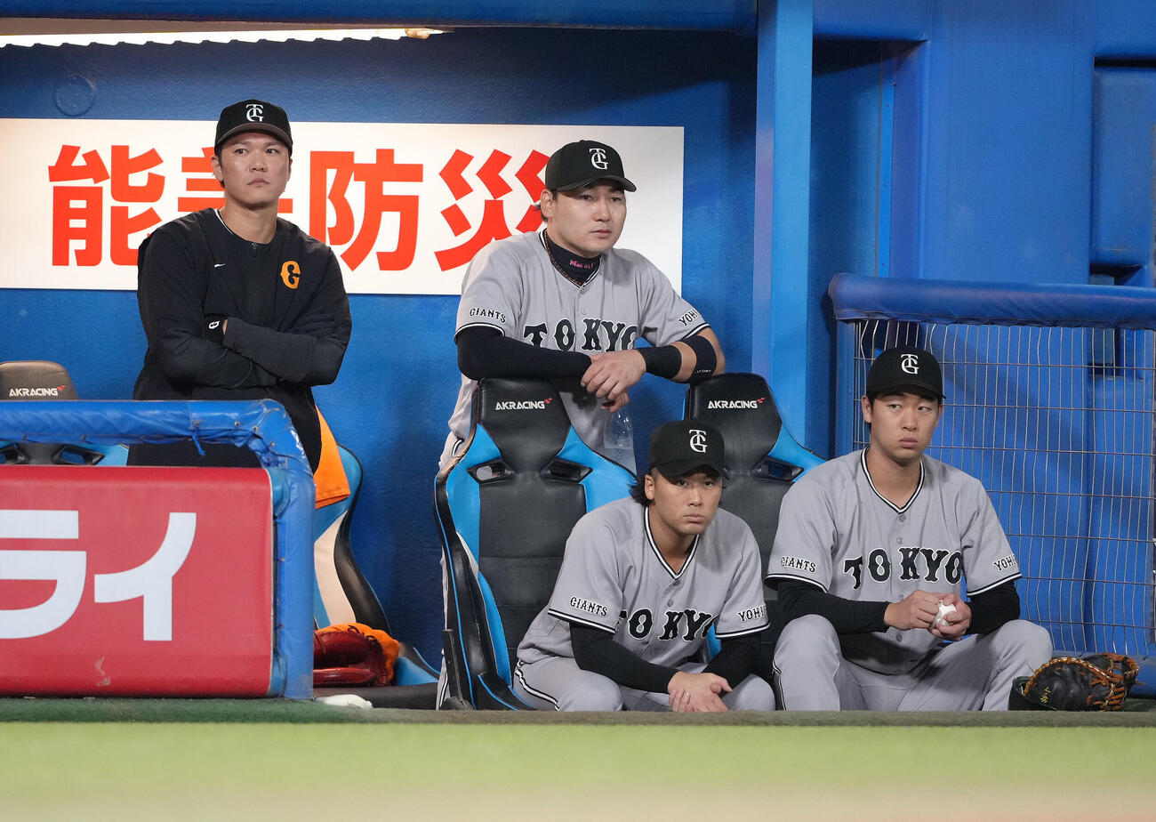 2日、ベンチで戦況を見つめる巨人坂本勇人（左端）、山崎伊織（右端）ら