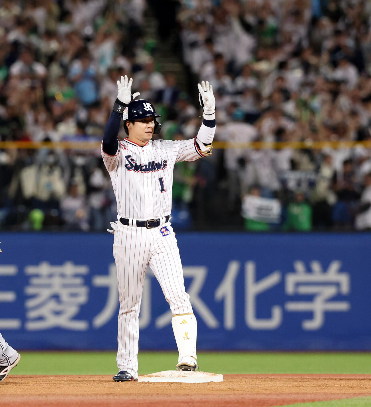 ヤクルト対巨人　8回裏ヤクルト1死一、ニ塁、山田哲人は2点適時二塁打を放ち笑顔で手を上げる（撮影・浅見桂子）