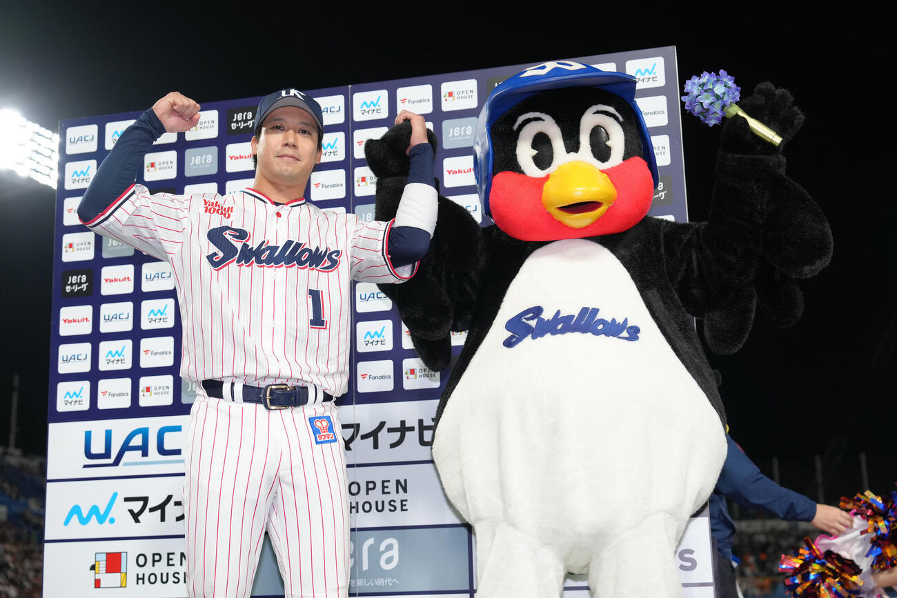 ヤクルト対巨人　お立ち台でつば九郎と笑顔を見せるヤクルト山田哲人（撮影・足立雅史）