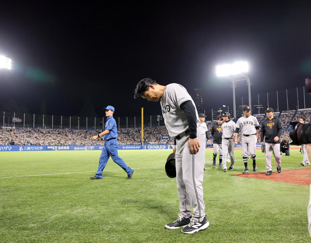 ヤクルト対巨人　一礼して引き揚げる巨人橋上秀樹監督代行（撮影・浅見桂子）