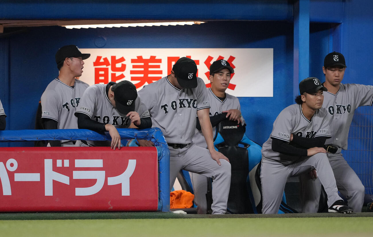 ヤクルト対巨人　8回途中、降板しベンチでうつむく巨人森田駿哉（左から2人目）と平内龍太（同3人目）（撮影・足立雅史）