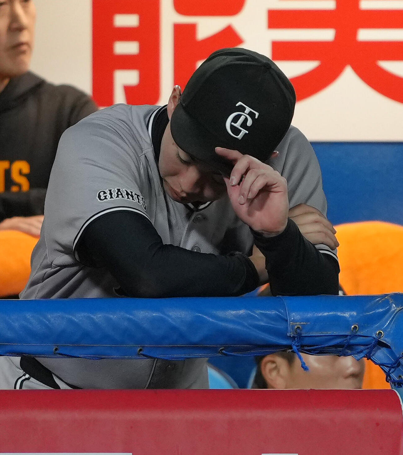 ヤクルト対巨人　8回途中、降板しベンチでうつむく巨人森田駿哉（撮影・足立雅史）