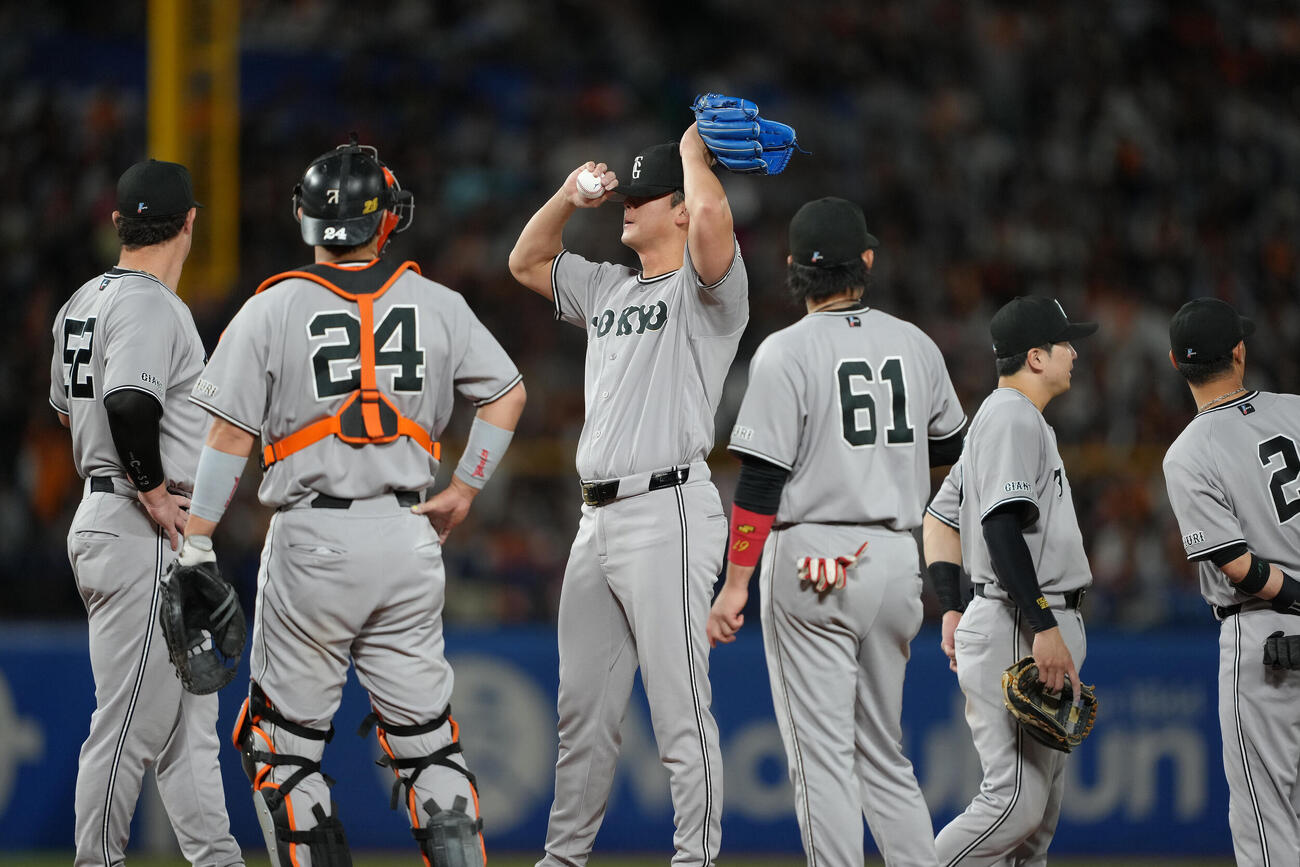 ヤクルト対巨人　8回途中、降板する巨人平内龍太（中央）（撮影・足立雅史）