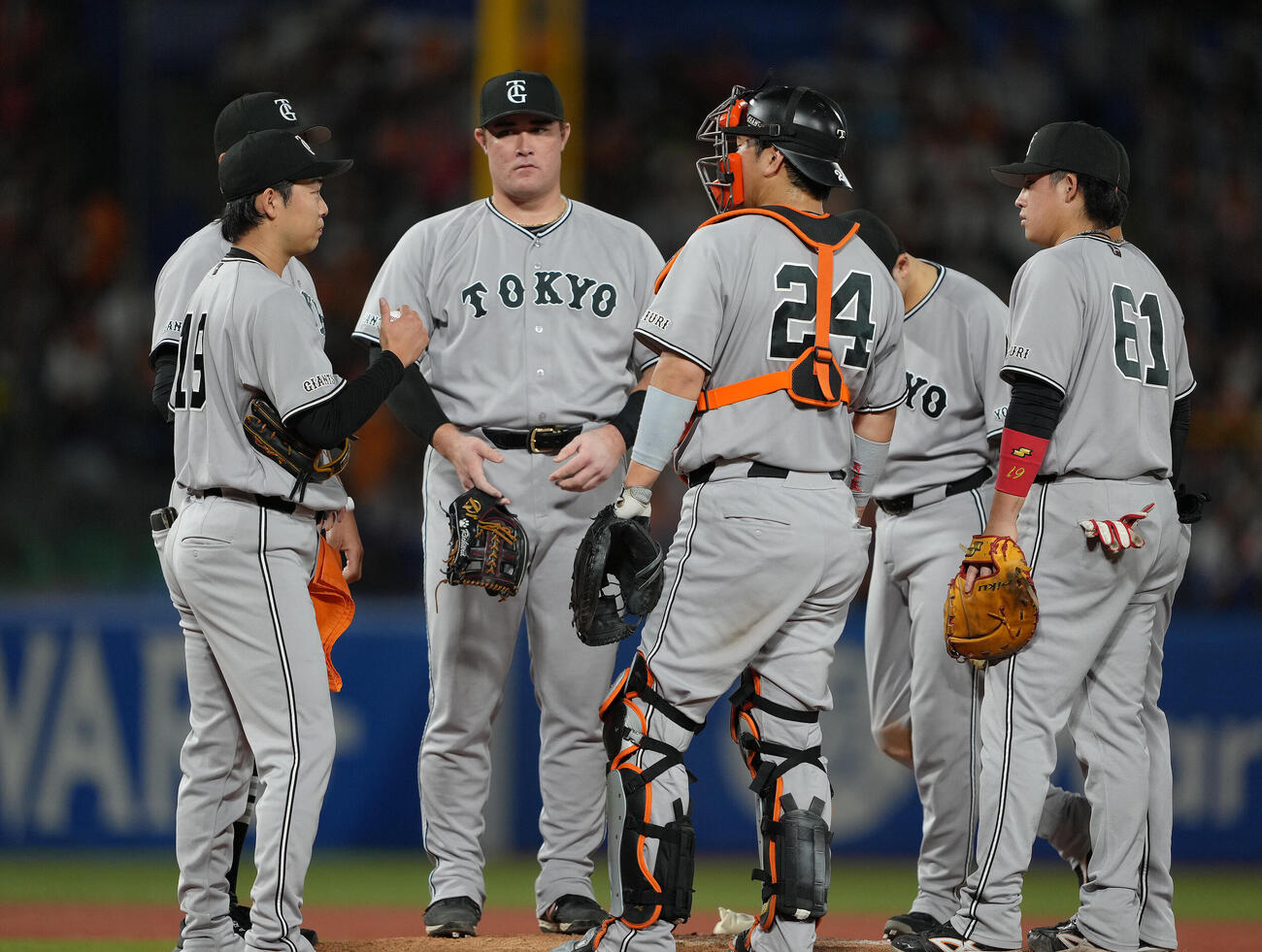 ヤクルト対巨人　4回、マウンドに集まる巨人山崎伊織（左端）ら（撮影・足立雅史）