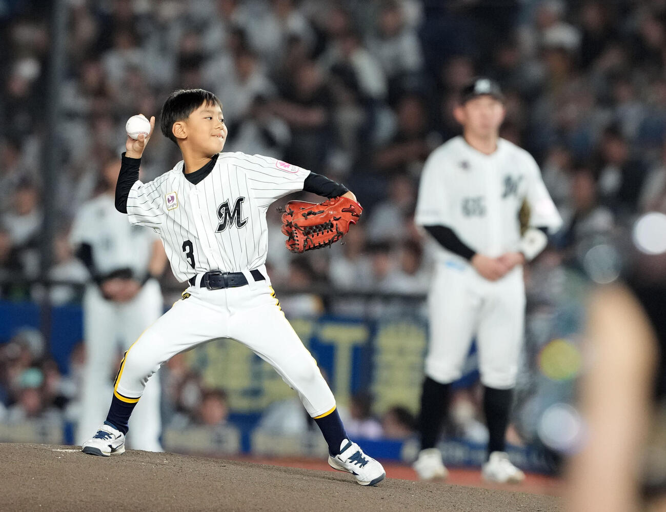 ロッテ対ソフトバンク　ファーストピッチを務めた角中勝也の息子の稜汰くん（撮影・たえ見朱実）