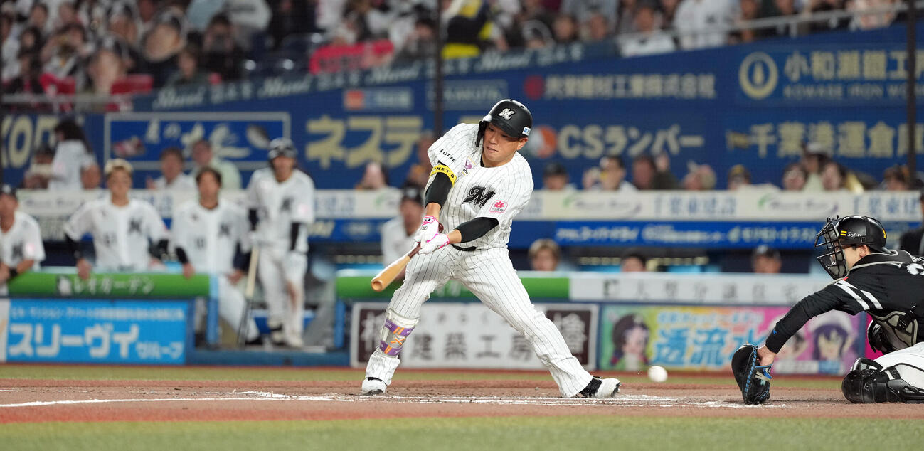 ロッテ対ソフトバンク　7回裏ロッテ無死、空振り三振に倒れる角中勝也（撮影・たえ見朱実）