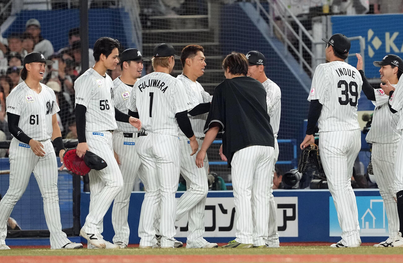 ロッテ対ソフトバンク　8回表を終え、ナインの出迎えを受けるロッテ角中勝也（撮影・たえ見朱実）
