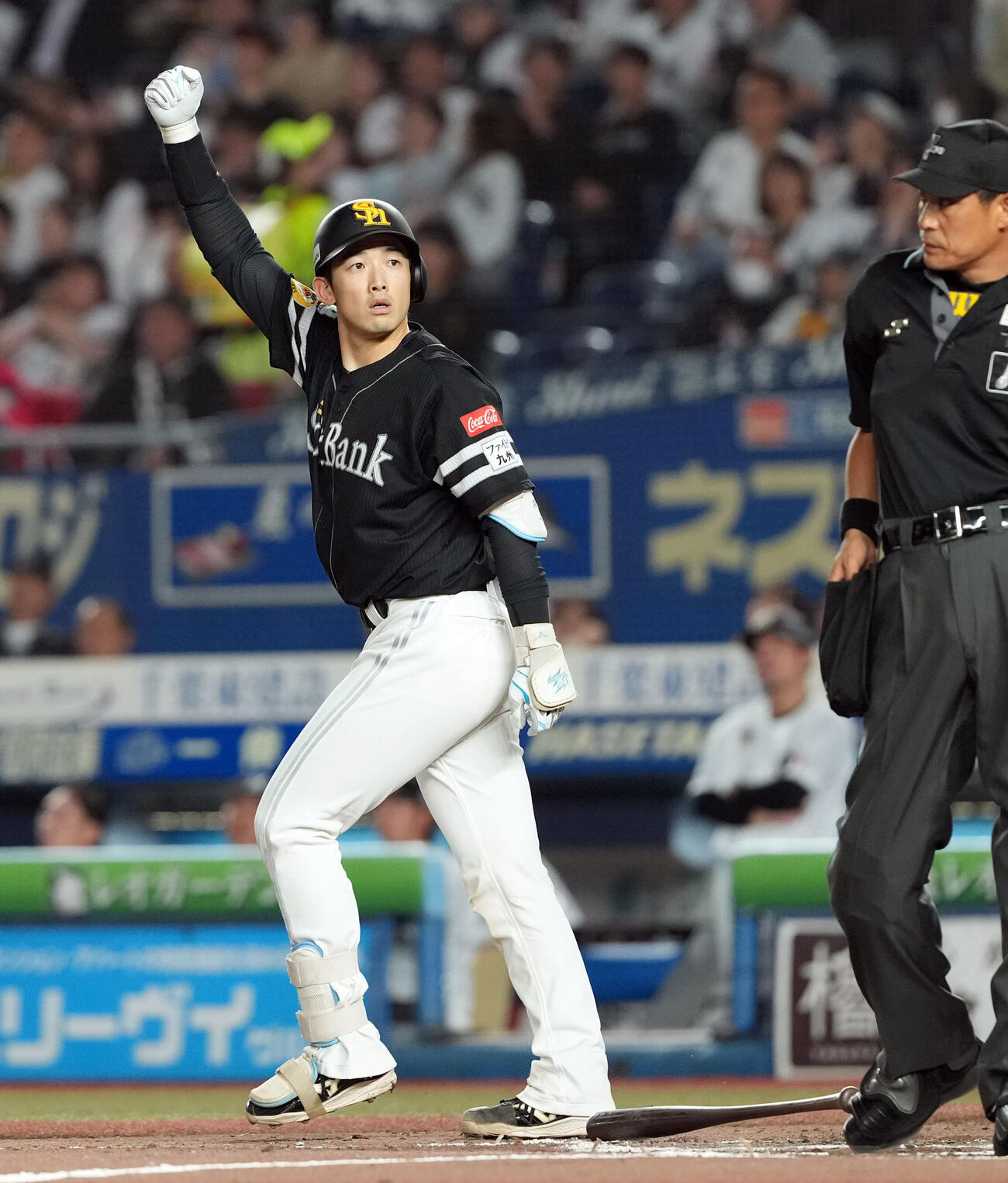 ロッテ対ソフトバンク　9回表ソフトバンク1死一、三塁、3点本塁打を放った山本祐大（撮影・たえ見朱実）