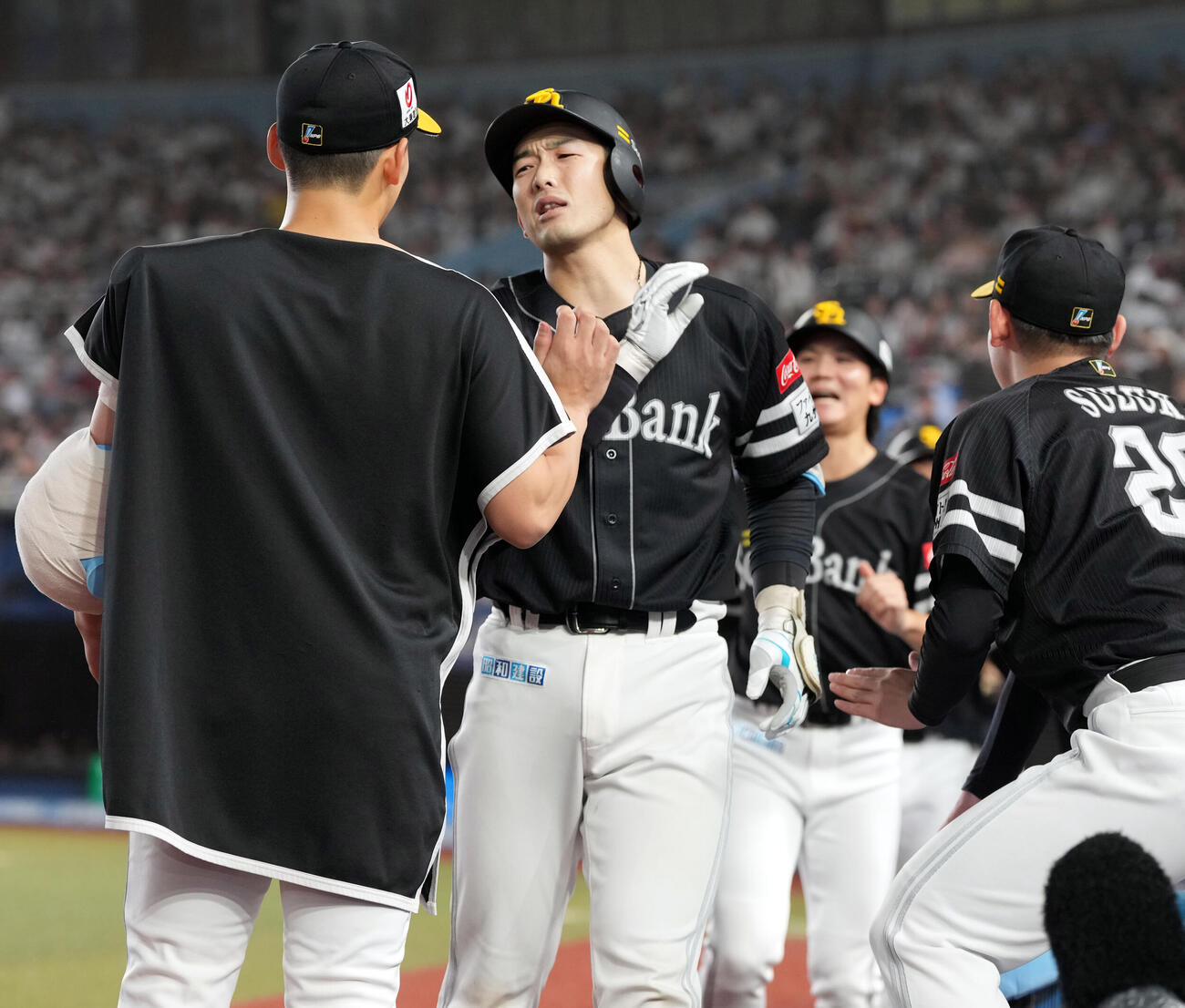 ロッテ対ソフトバンク　9回表ソフトバンク1死一、三塁、3点本塁打を放った山本祐大（撮影・たえ見朱実）
