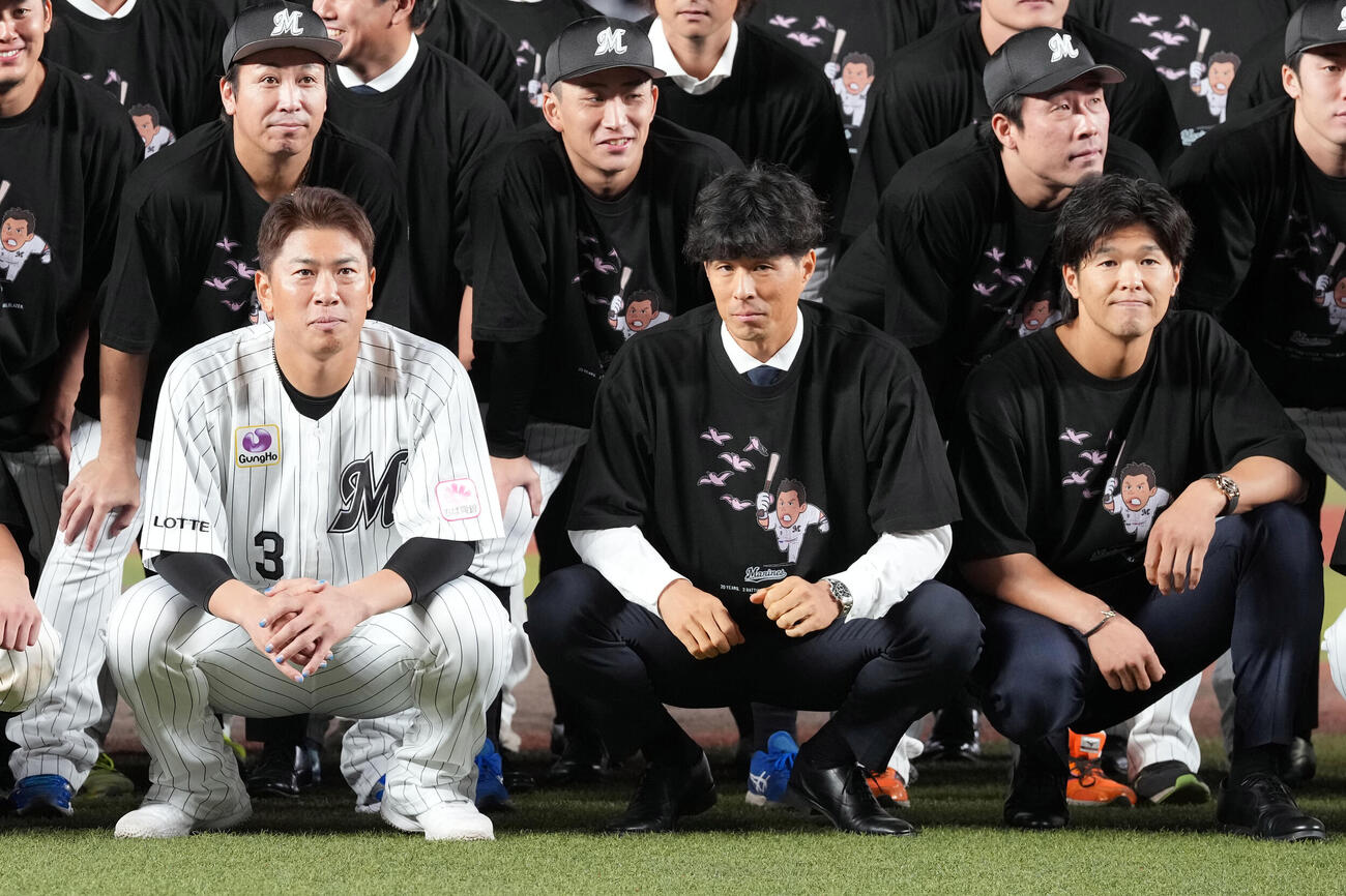 角中勝也の引退セレモニー（左）に駆けつけた中村奨吾（右端）（撮影・たえ見朱実）