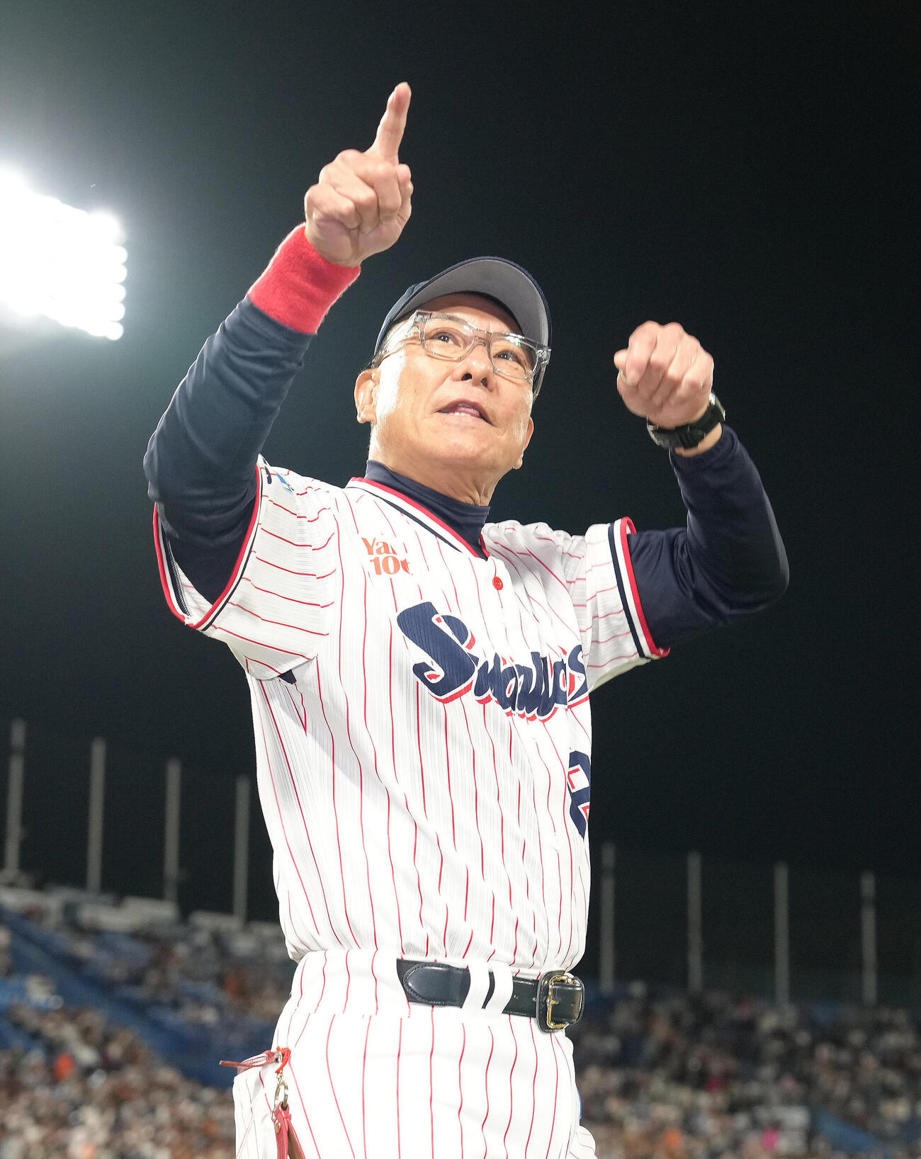 ヤクルト対巨人　勝利しスタンドの声援に応えるヤクルト池山隆寛監督（撮影・足立雅史）
