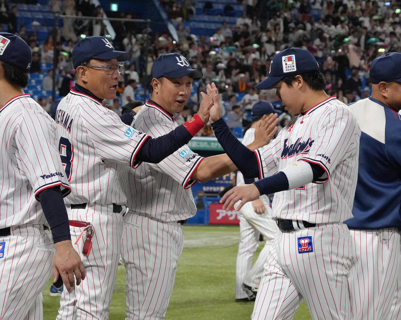 ヤクルト対巨人　勝利したヤクルト池山隆寛監督（左）は山田哲人をねぎらう（撮影・足立雅史）