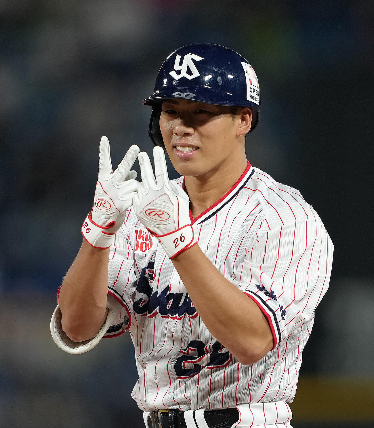 ヤクルト対巨人　5回裏ヤクルト無死、山野太一は左前打を放ちベンチにポーズ（撮影・足立雅史）