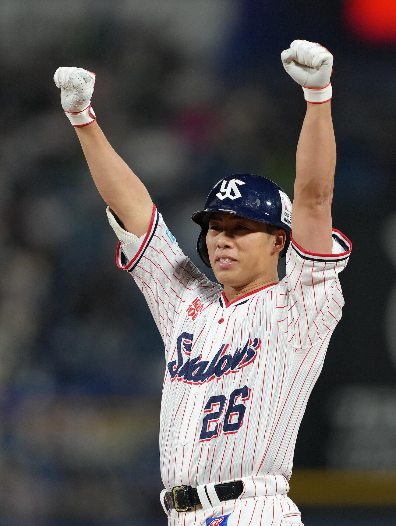 ヤクルト対巨人　5回裏ヤクルト無死、山野太一は左前打を放ちガッツポーズ（撮影・足立雅史）